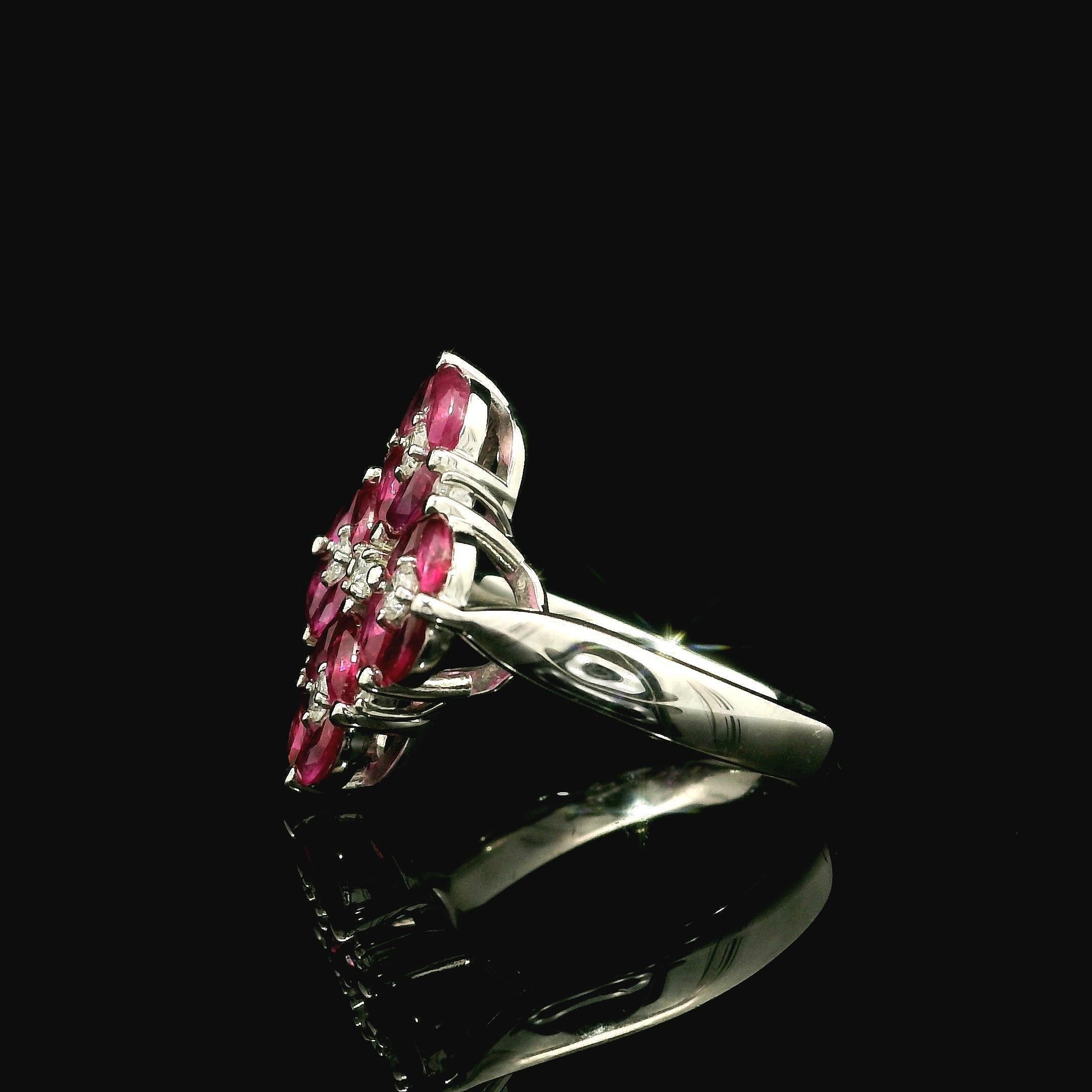 Taglio marquise Anello di platino con rubino marquise e diamanti a grappolo, a forma di piatto geometrico in vendita