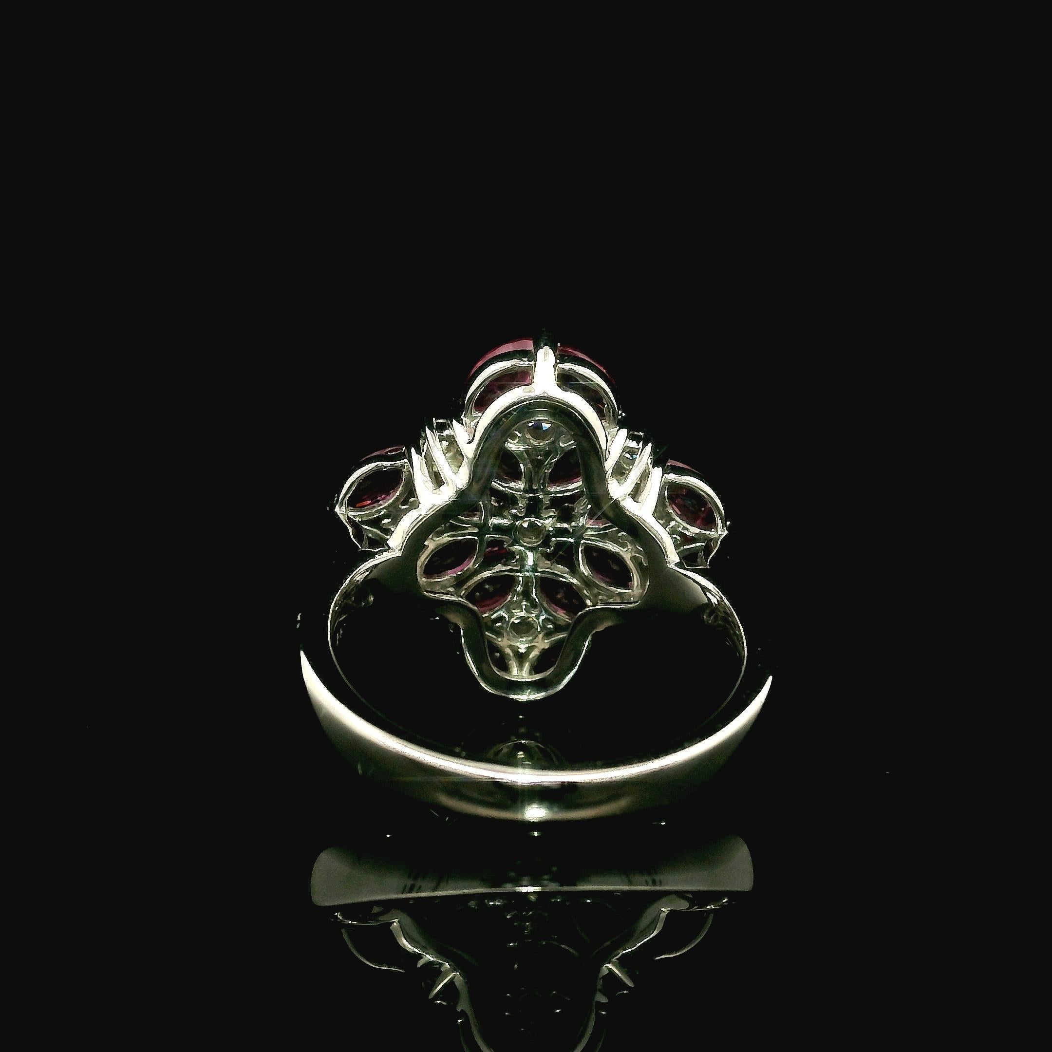 Anello di platino con rubino marquise e diamanti a grappolo, a forma di piatto geometrico In condizioni ottime in vendita a Montclair, NJ