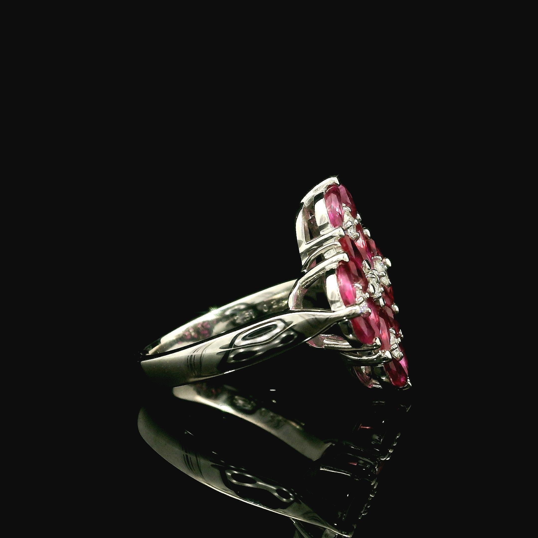 Donna Anello di platino con rubino marquise e diamanti a grappolo, a forma di piatto geometrico in vendita