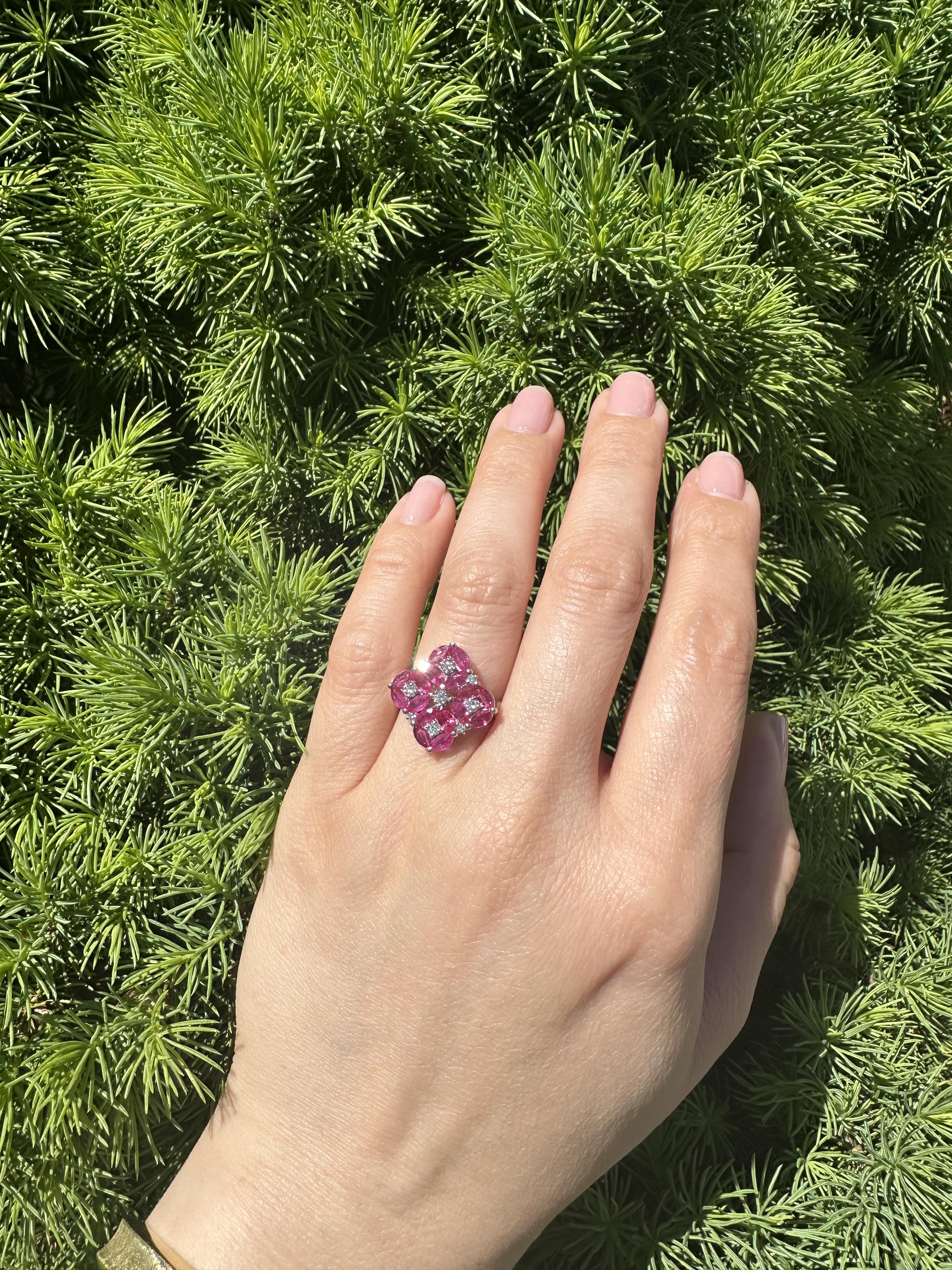 Anello di platino con rubino marquise e diamanti a grappolo, a forma di piatto geometrico in vendita 1