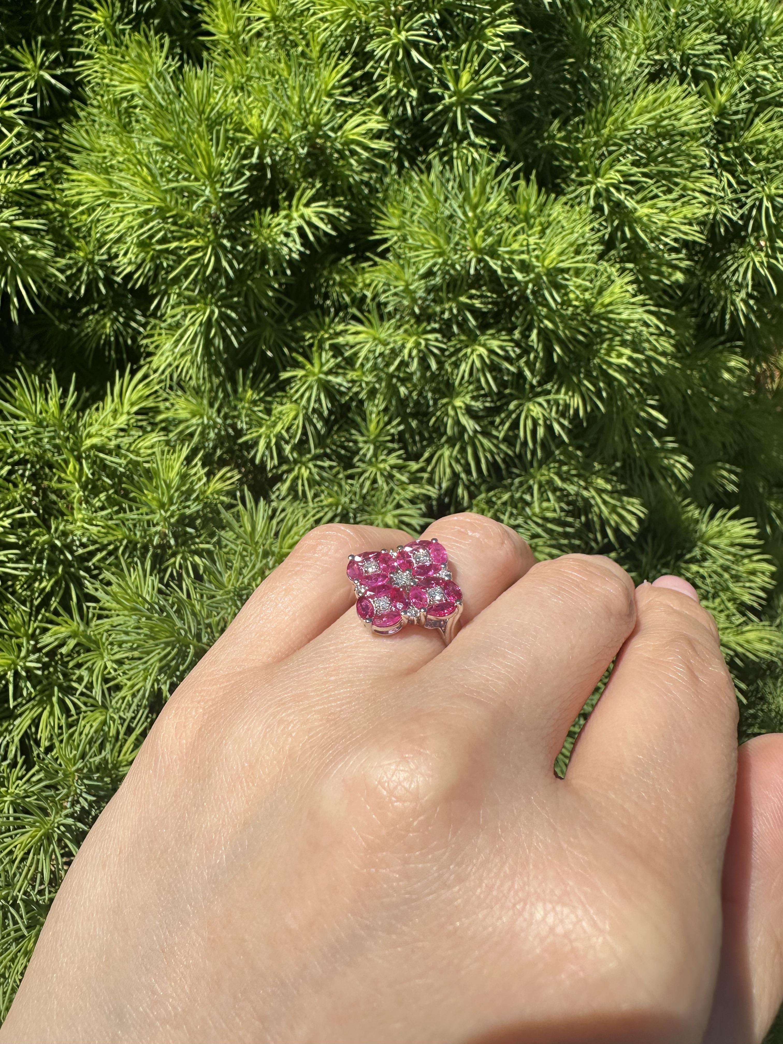 Anello di platino con rubino marquise e diamanti a grappolo, a forma di piatto geometrico in vendita 2