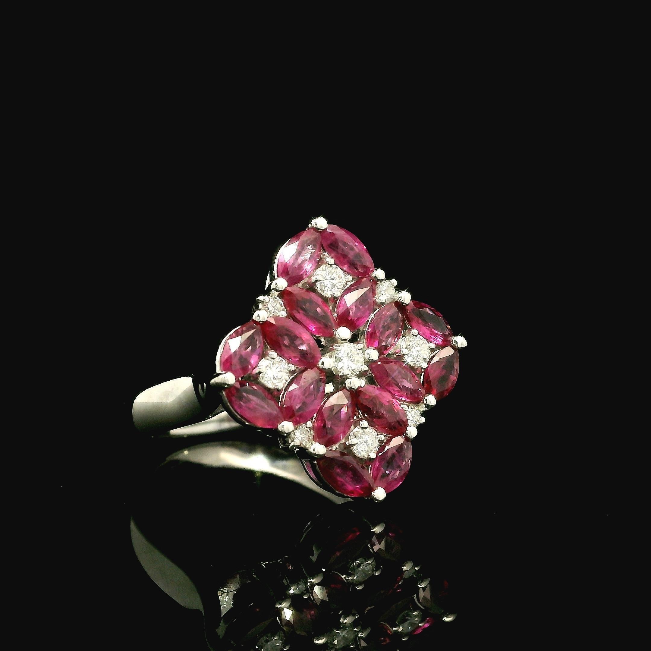 Anello di platino con rubino marquise e diamanti a grappolo, a forma di piatto geometrico in vendita 3