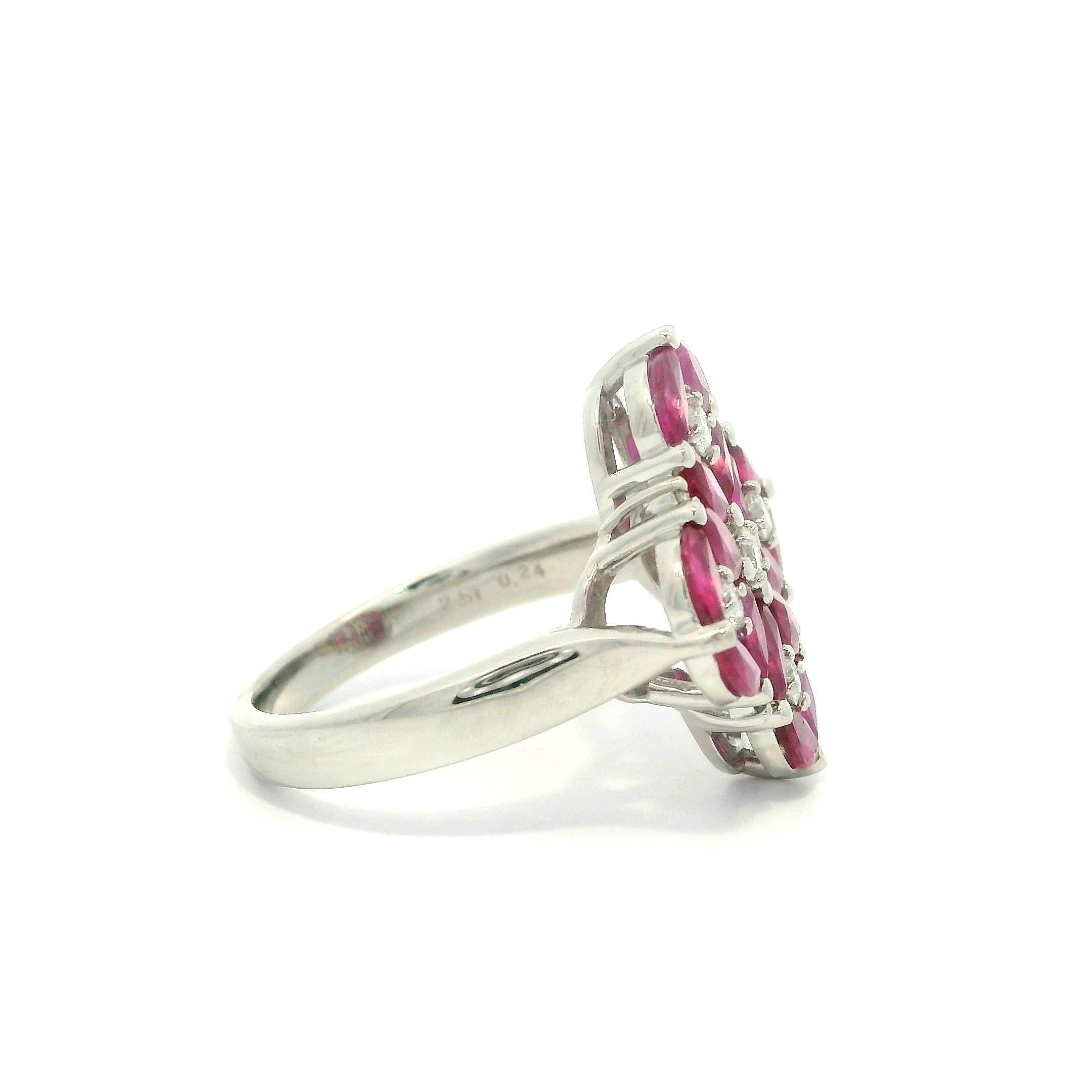 Anello di platino con rubino marquise e diamanti a grappolo, a forma di piatto geometrico in vendita 4