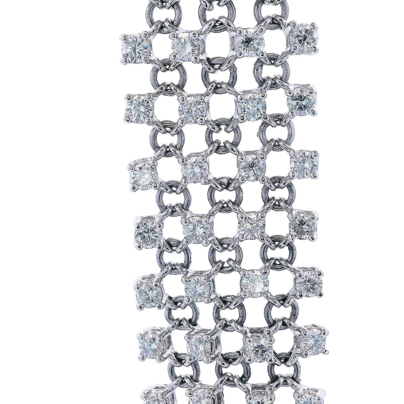 Ce bracelet exceptionnel est réalisé de main de maître en platine et présente une élégante maille à la fois souple et solide. Le bracelet est rehaussé de 144 diamants naturels calibrés de taille ronde, pesant ensemble environ 6,40 carats, offrant