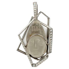 Pendentif Mesoamerican en platine avec cristal de roche sculpté et diamants