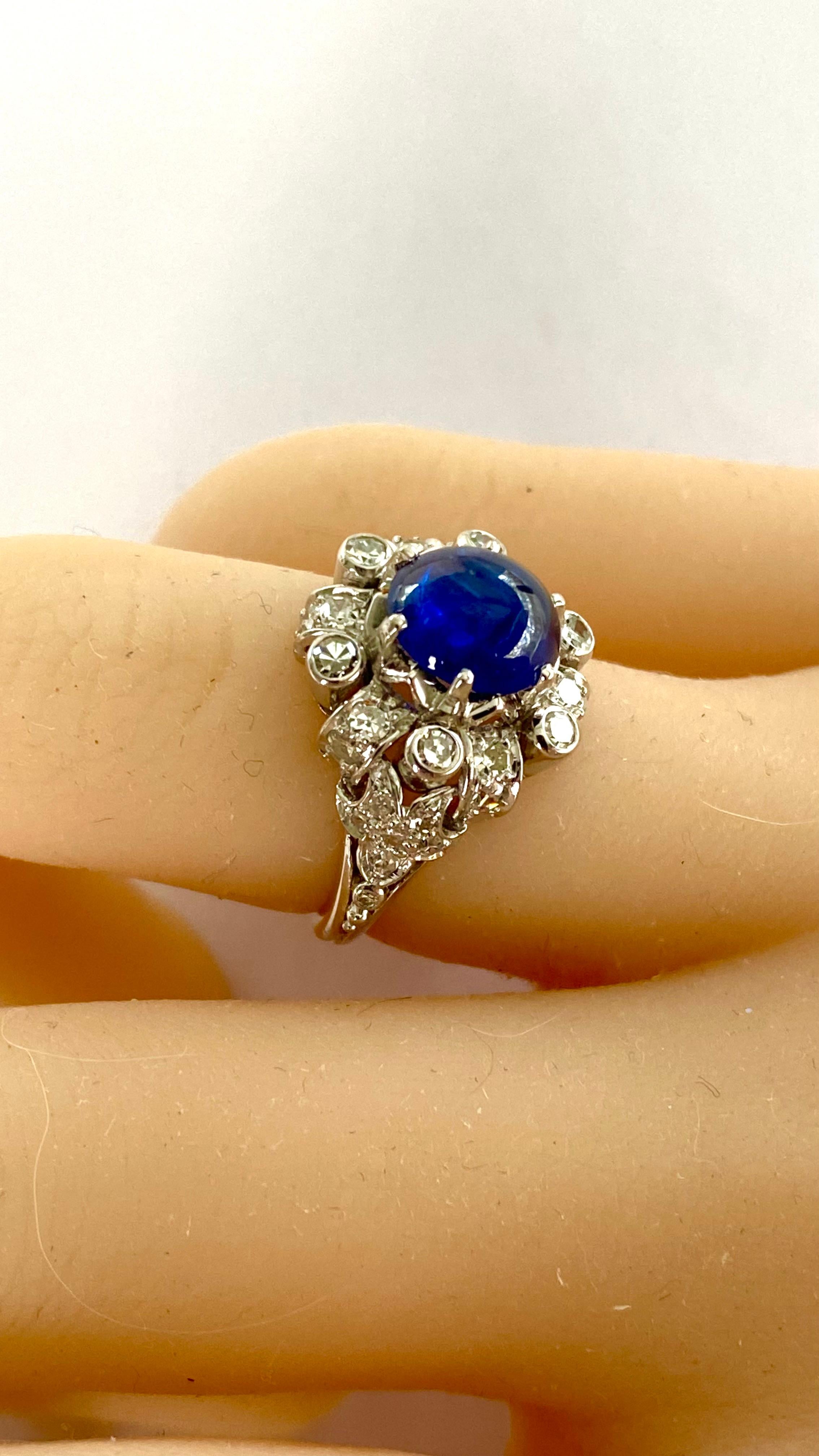 Platinum Mid Century Cocktail Ring Ceylon Cabochon Sapphire Diamonds 2.95 Carats In Good Condition For Sale In New York, NY
