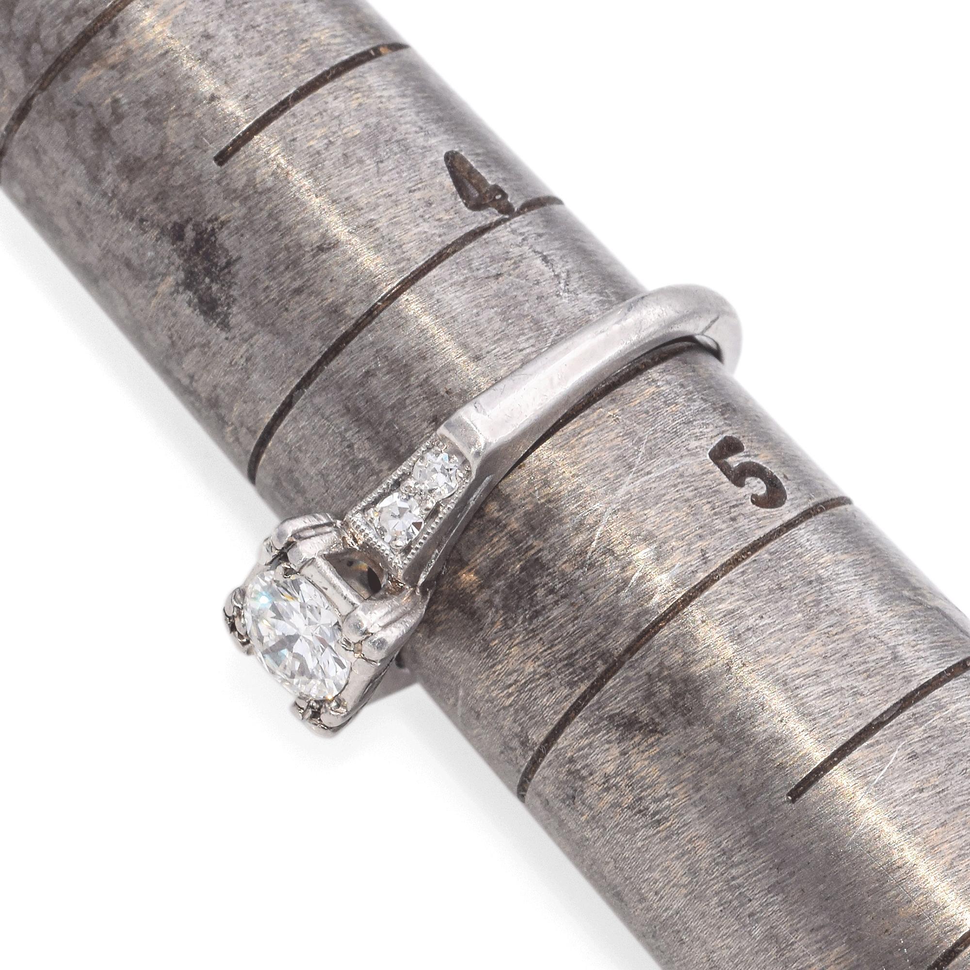 Bague de fiançailles solitaire à diamant en platine du milieu du siècle en vente 2