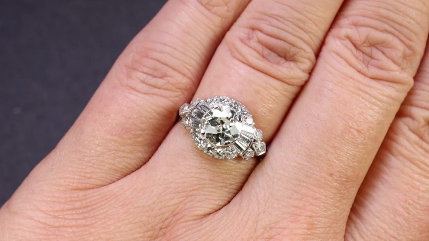 Taille vieille Europe Bague cocktail en platine à diamants de taille européenne du milieu du siècle dernier en vente