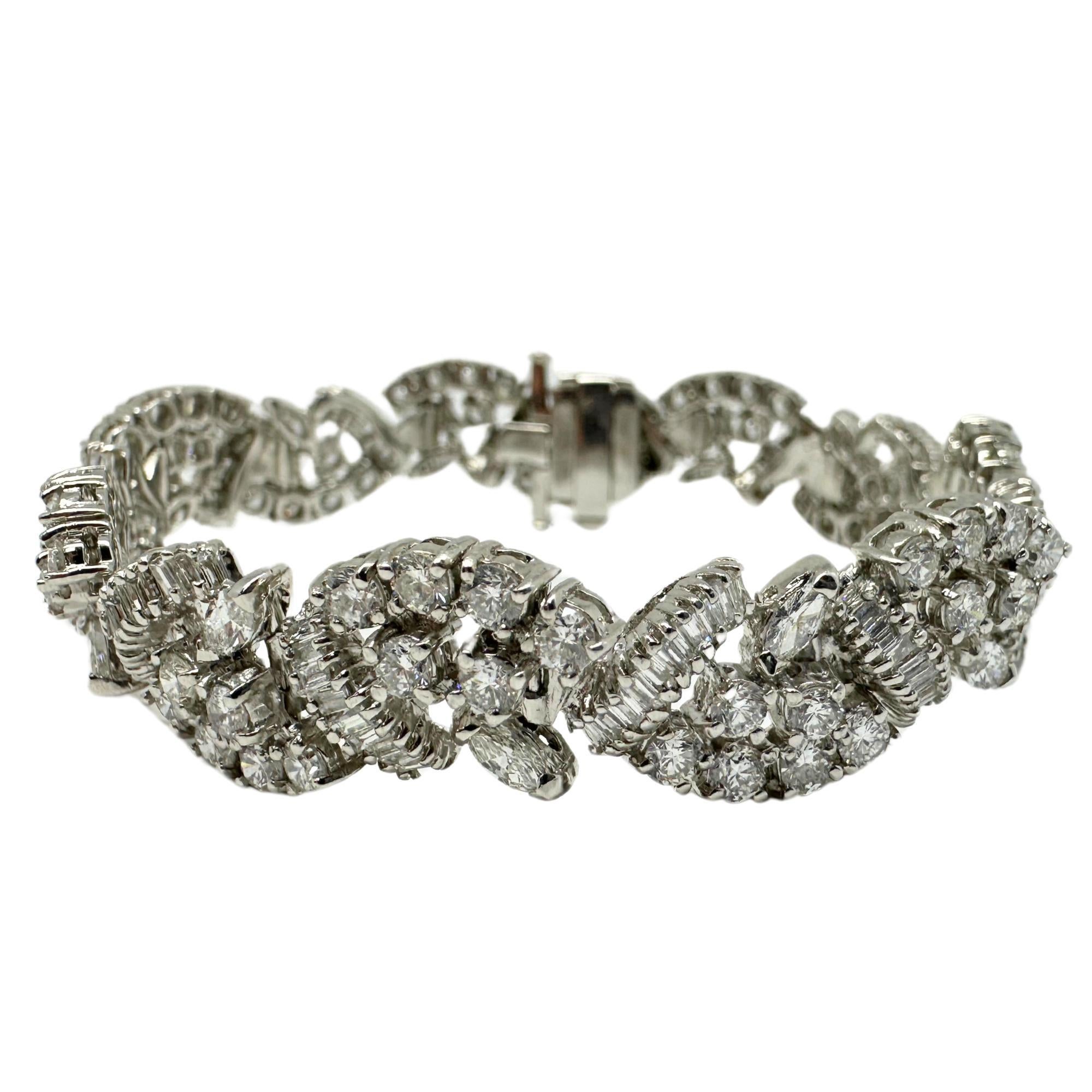 Elegante e sostanzioso, questo bracciale in platino presenta un'abbagliante serie di diamanti a taglio misto per un totale di circa 12,55 carati. Il bracciale misura 7 pollici di lunghezza e 0,40 pollici di larghezza, offrendo una Silhouette senza