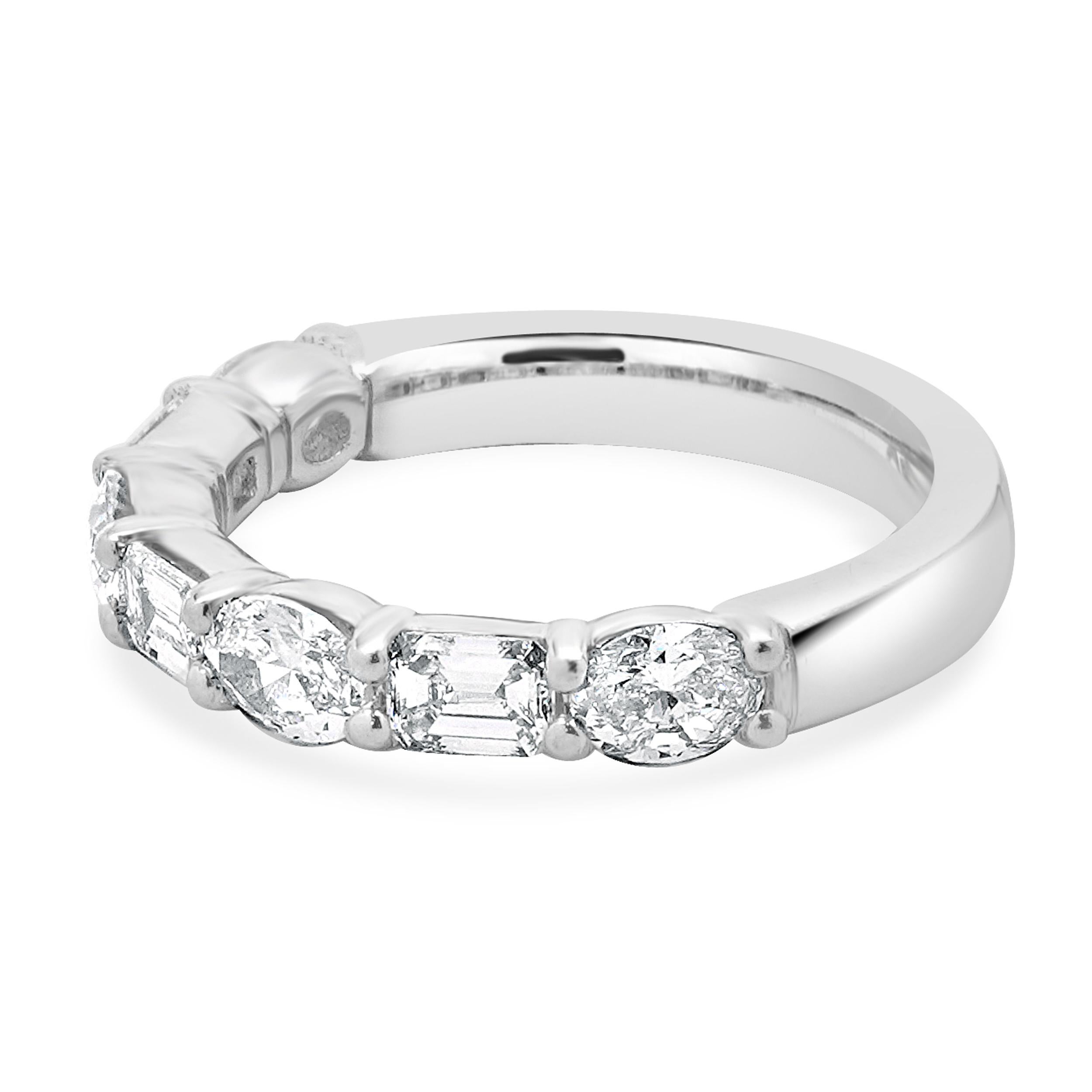 Designer: personalizzato
Materiale: platino
Diamante: taglio ovale e smeraldo = 1,56cttw
Colore: G
Chiarezza: VS
Misura dell'anello: 6.5 (si prega di prevedere due giorni di spedizione in più per le richieste di misura)
Peso: 7.85 grammi
