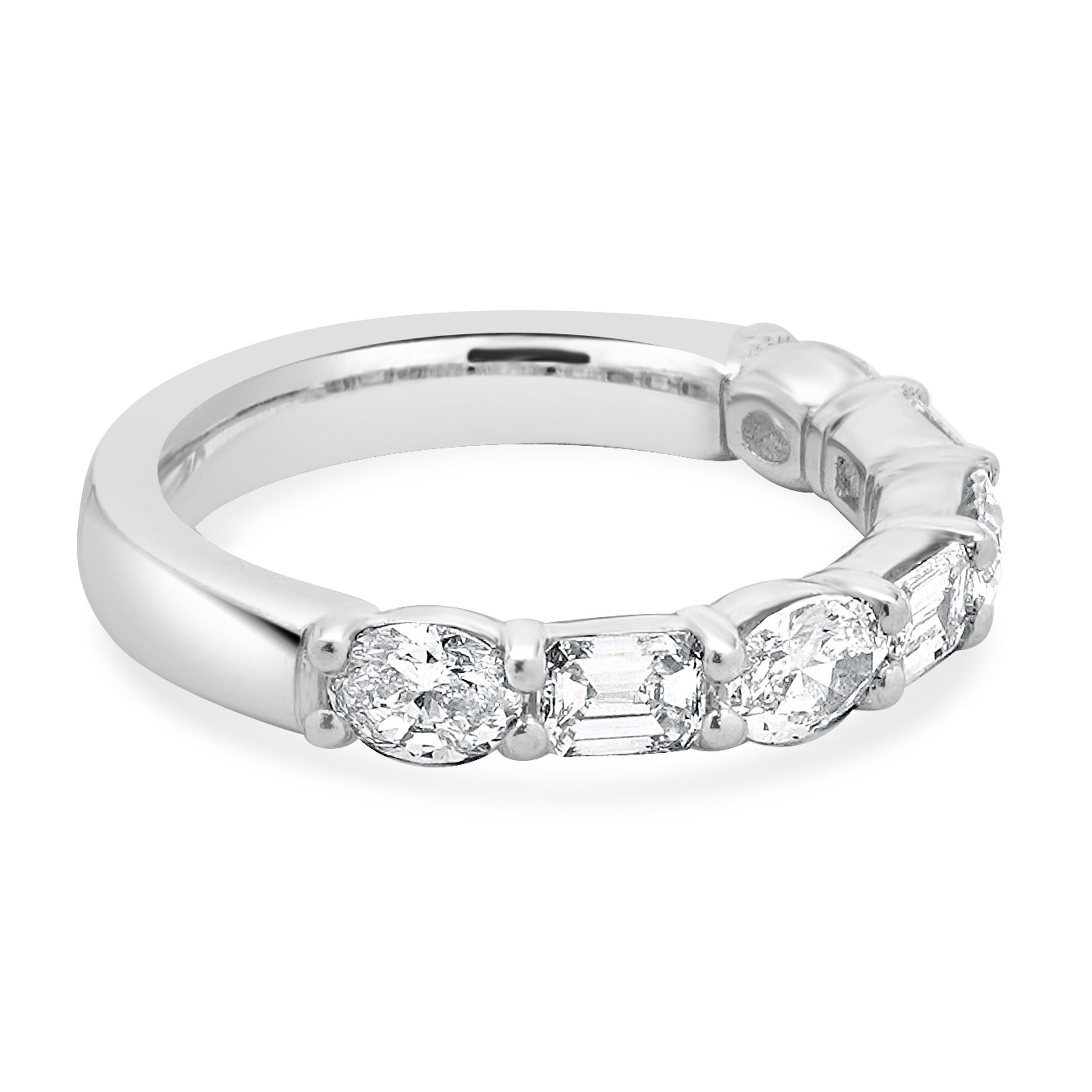Taglio ovale Fascia in platino con diamanti misti in vendita