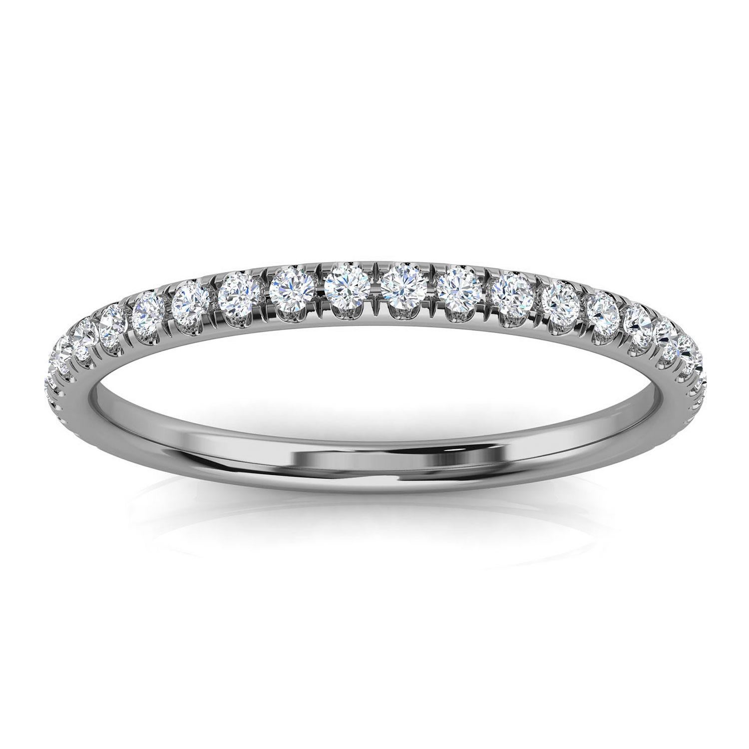 Cette délicate bague comporte vingt-six (26) diamants ronds brillants sertis en micro-pinces sur un anneau de 1,5 mm. Il s'agit de l'anneau parfaitement assorti à la bague Monro Cushion Halo dans notre section bague de fiançailles. Découvrez la