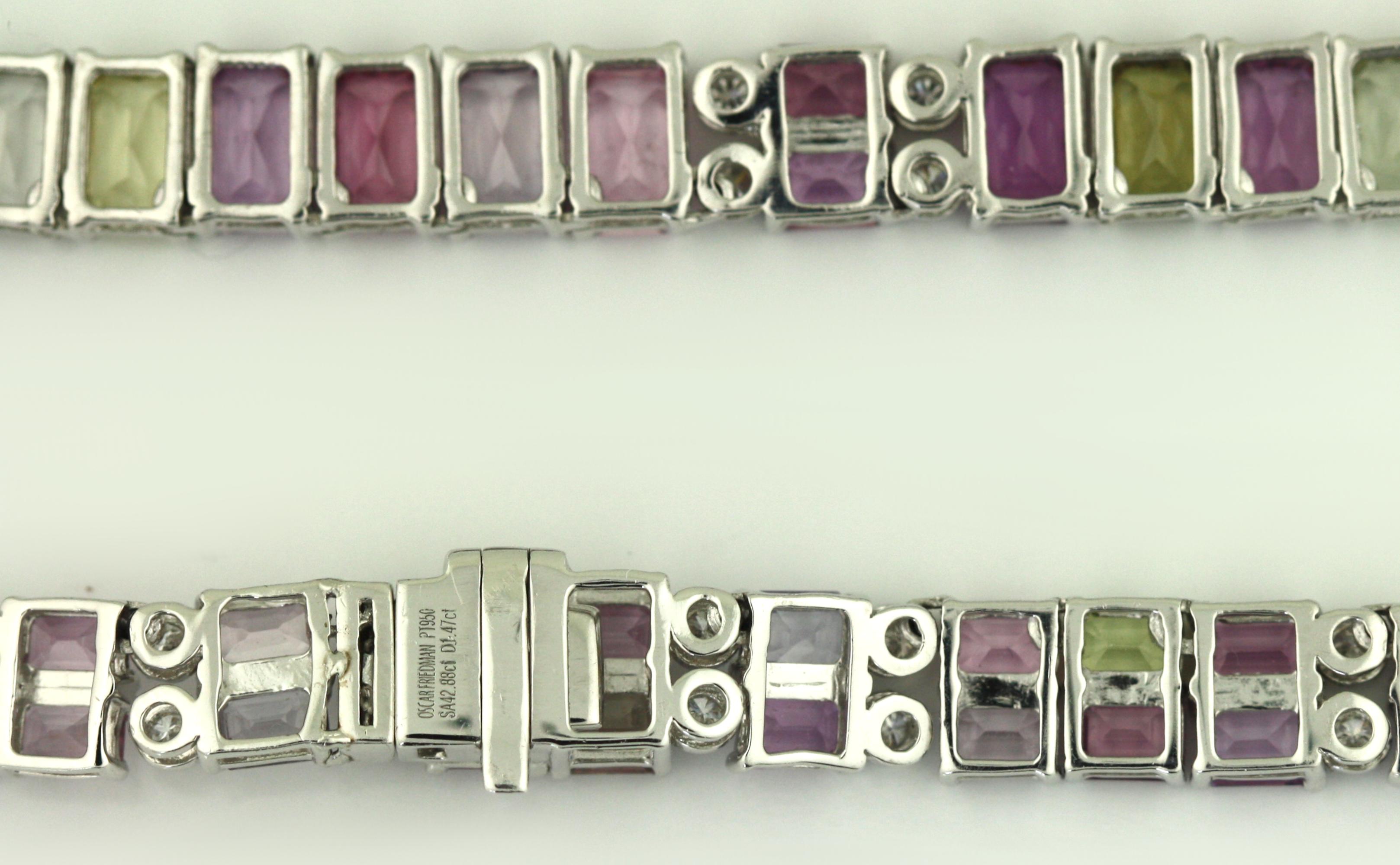 
EIN COLLIER AUS PLATIN MIT MEHRFARBIGEN SAPHIREN UND DIAMANTEN
Set mit ca. 42,88 Karat natürlichen, unerhitzten Saphiren
Diese exquisite Halskette besticht durch eine Reihe von mehrfarbigen natürlichen Saphiren im Stufenschliff mit einem