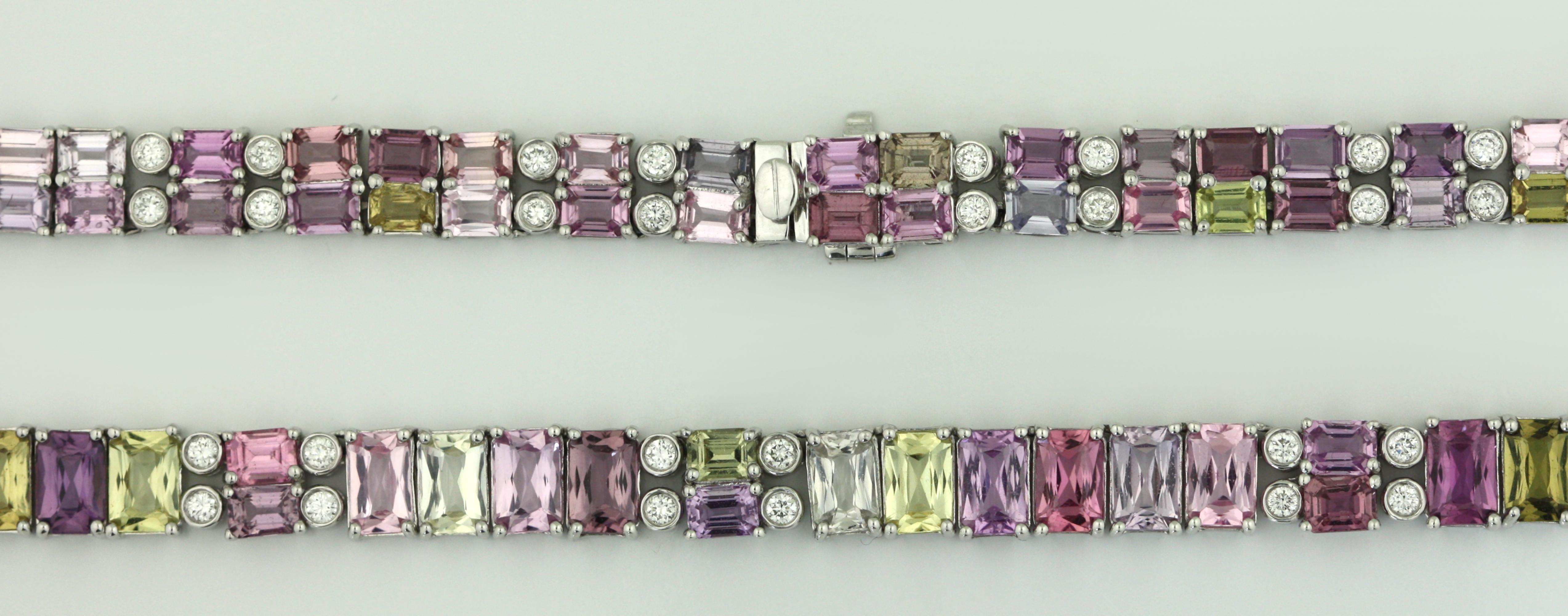 Halskette aus Platin mit mehrfarbigem Saphir und Diamanten (Rundschliff)