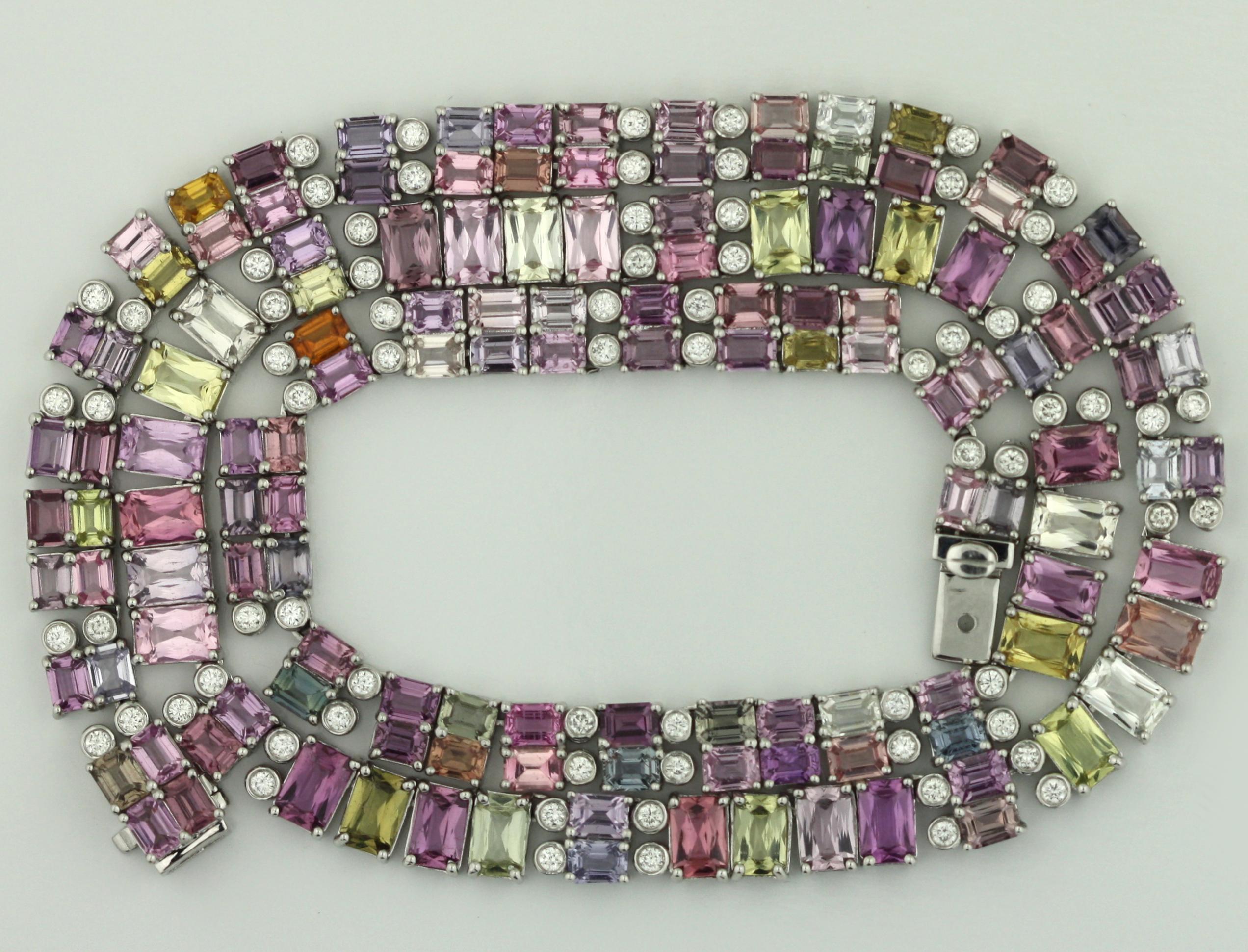 Halskette aus Platin mit mehrfarbigem Saphir und Diamanten im Zustand „Gut“ in Palm Beach, FL