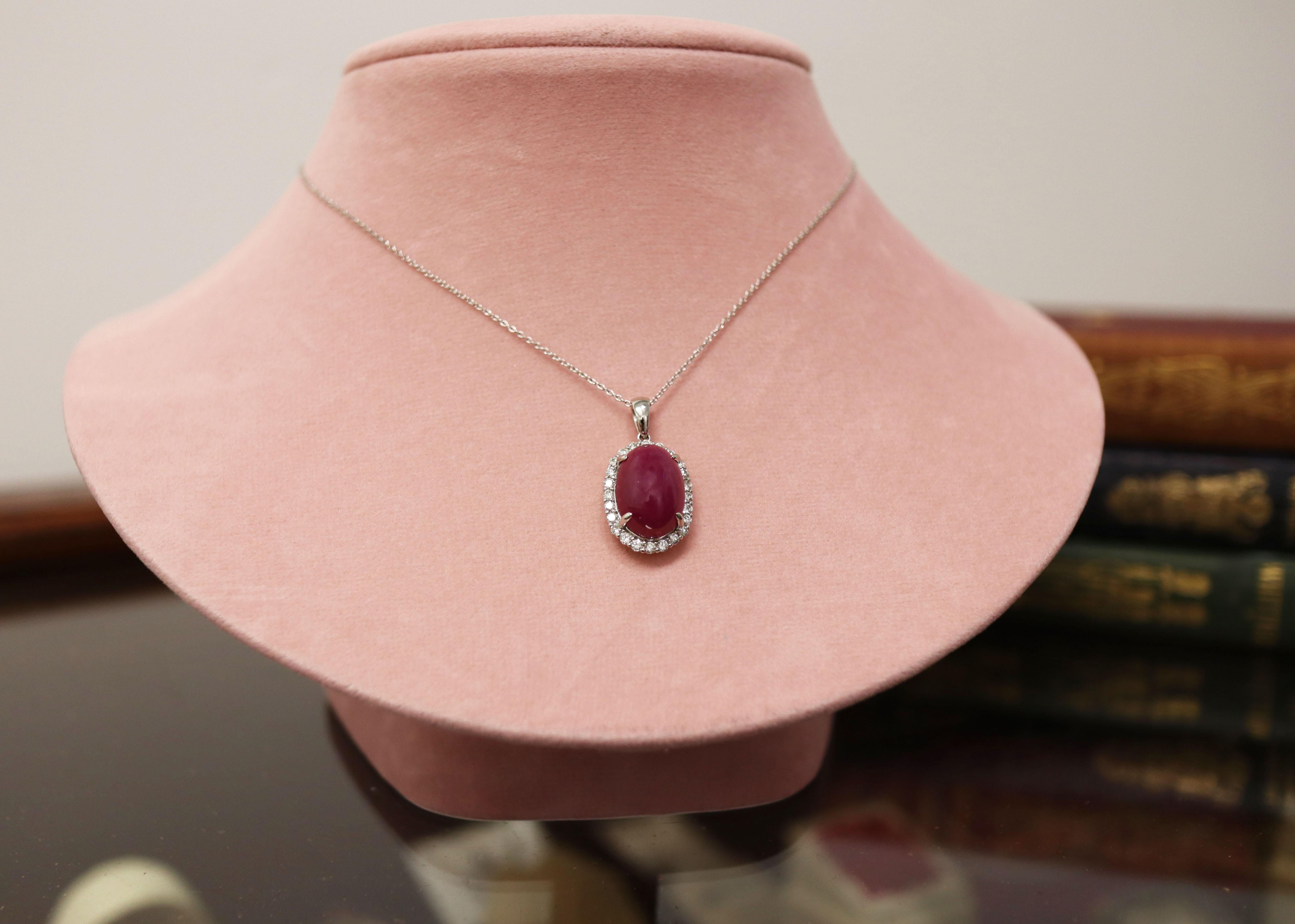Ciondolo in platino PT900 con rubino e diamante Myanmar e collana

Questo squisito gioiello presenta un imponente rubino ovale cabochon dall'accattivante tonalità rosso porpora, proveniente dal Myanmar, rinomato per la produzione di alcune delle