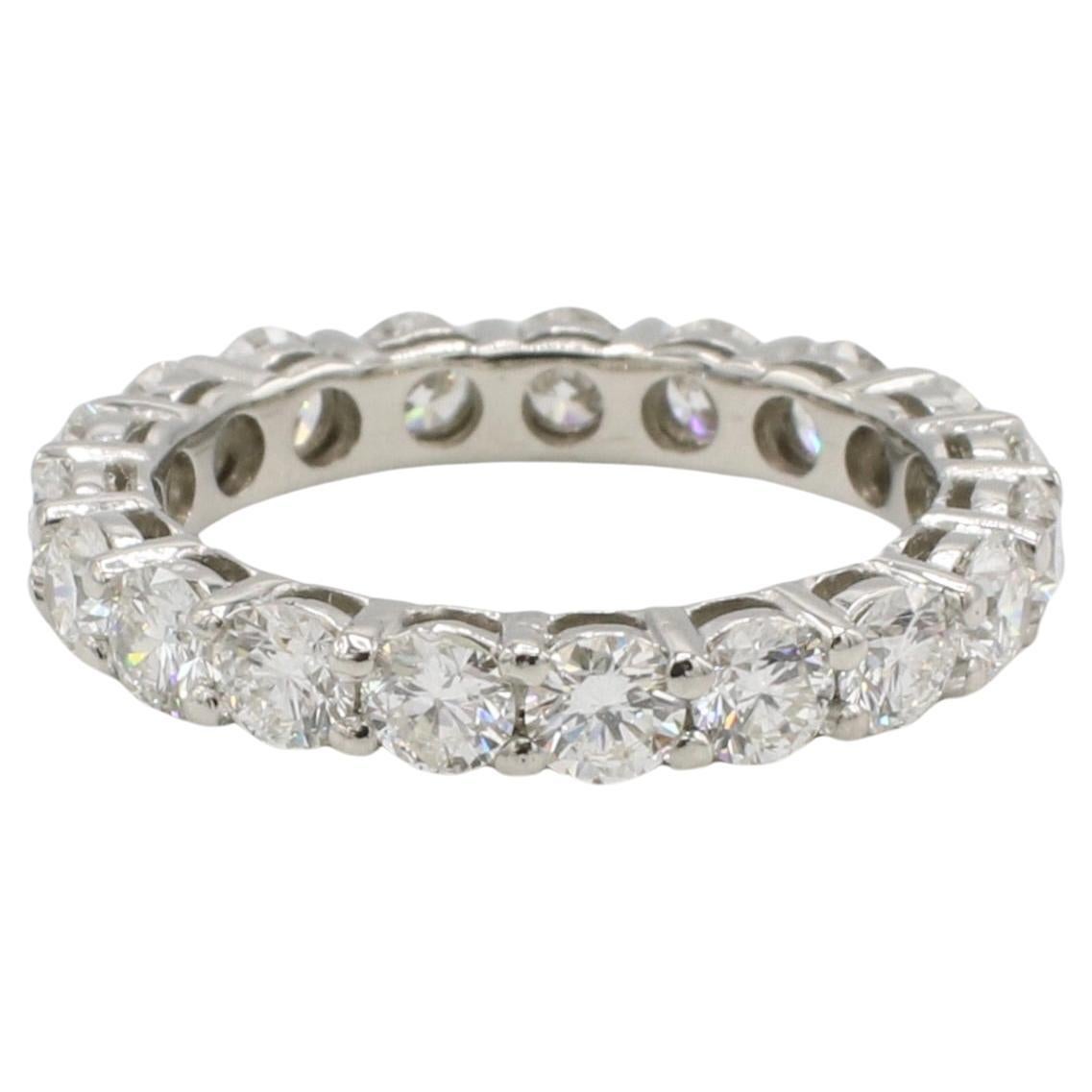 Platin Natürlicher 2,00 Karat Diamant Eternity-Ring 
Metall: Platin
Gewicht: 3.65 Gramm
Diamanten: Ca. 2,00 CTW runde G-H VS Naturdiamanten
Größe: 4.25 (US)
Breite: 3 mm
