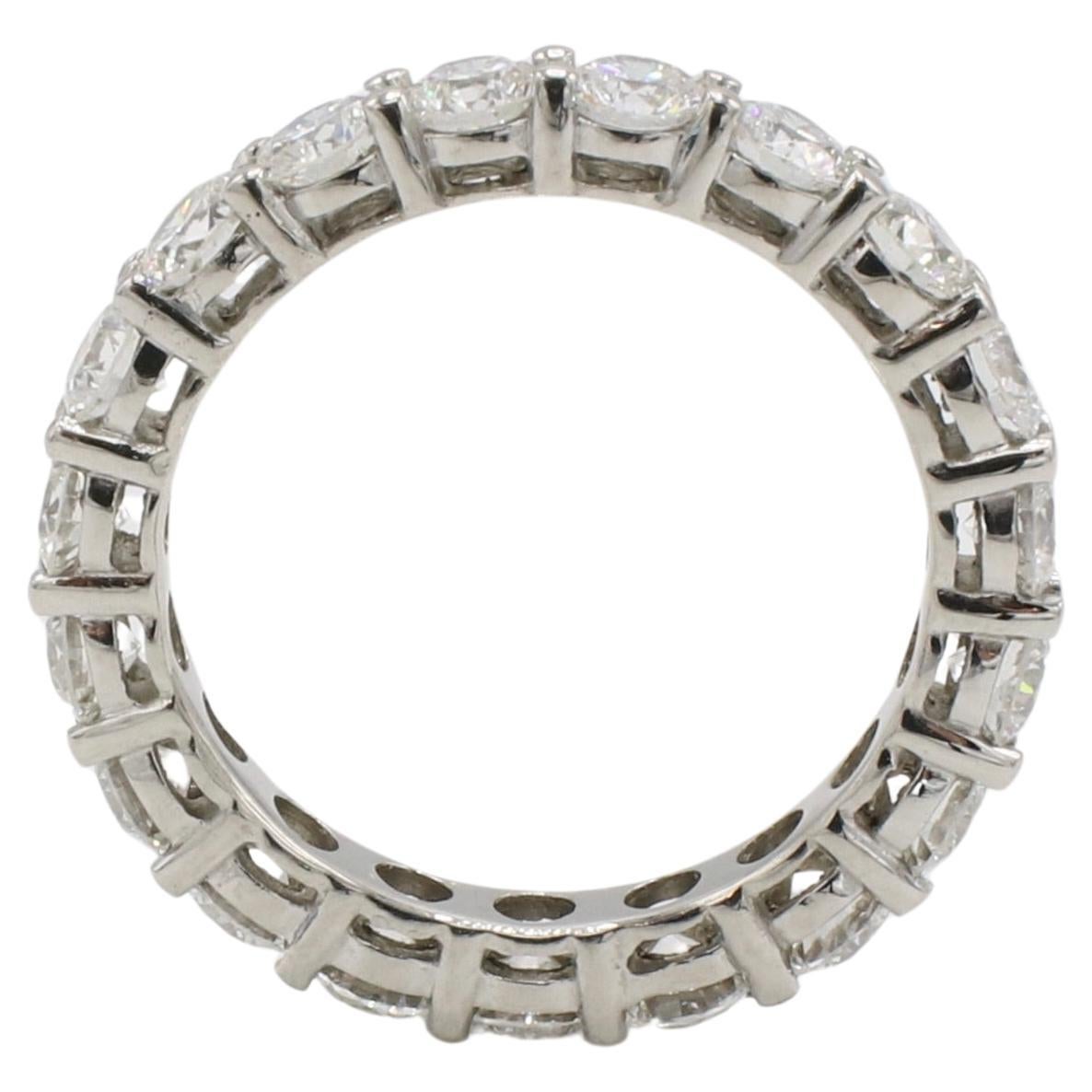 Platin Natürlicher 2,00 Karat Diamant Eternity-Ring  (Moderne) im Angebot