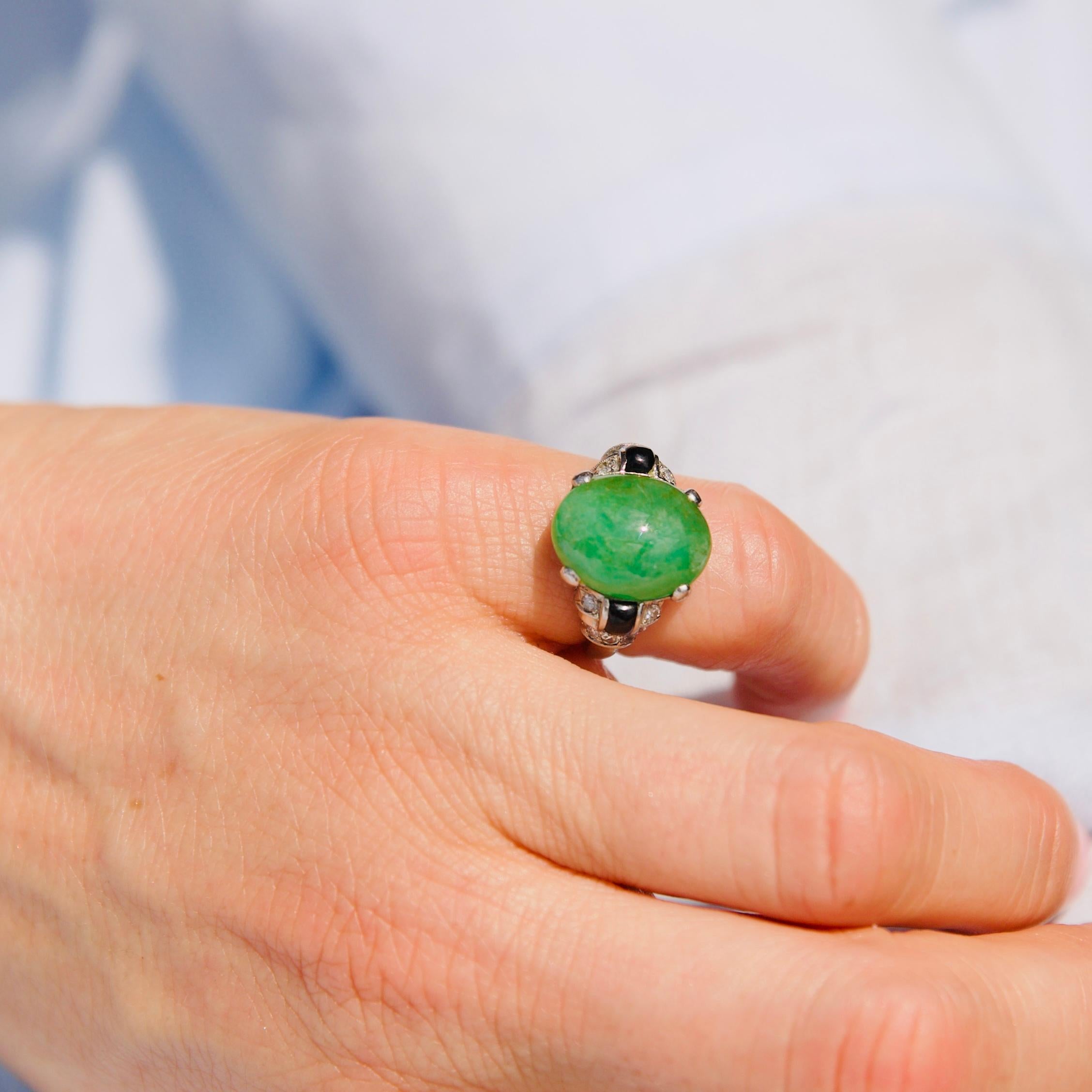 Platin Natur 6,40 ct. Ring aus Jadeit, Onyx und Diamant (Ovalschliff) im Angebot