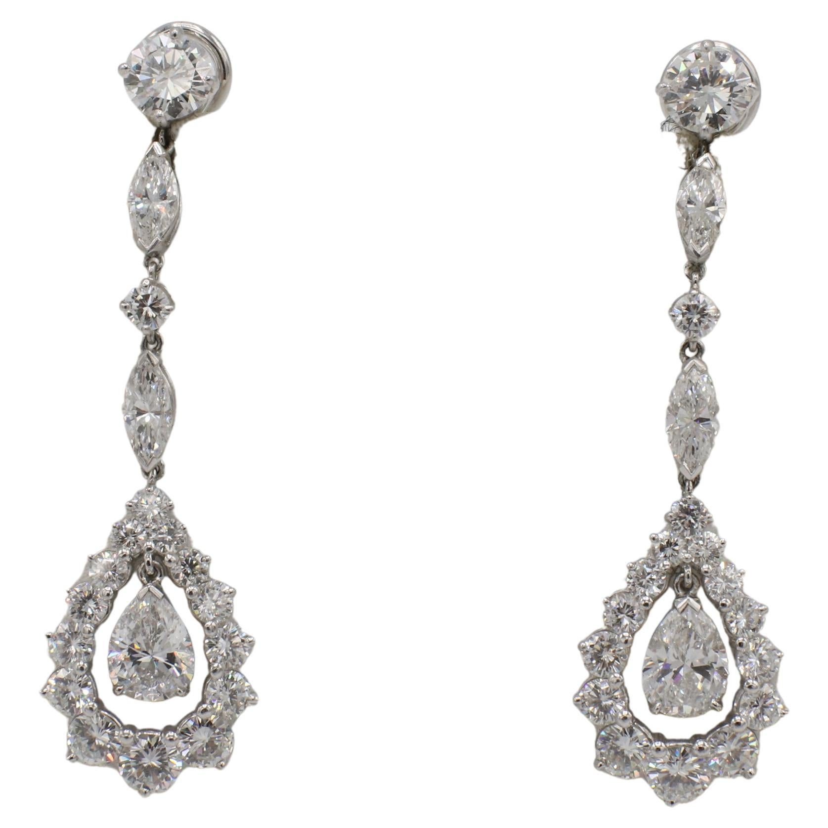 Orecchini in platino con diamante naturale da 8,50 carati, con pendente a lampadario 
Metallo: Platino
Peso: 12.09 grammi
Diamanti: Circa 8,50 CTW D-F VVS-VS di diamanti totali. Le due forme a pera sono circa 1,80 CTW, 30 diamanti rotondi circa 3,85