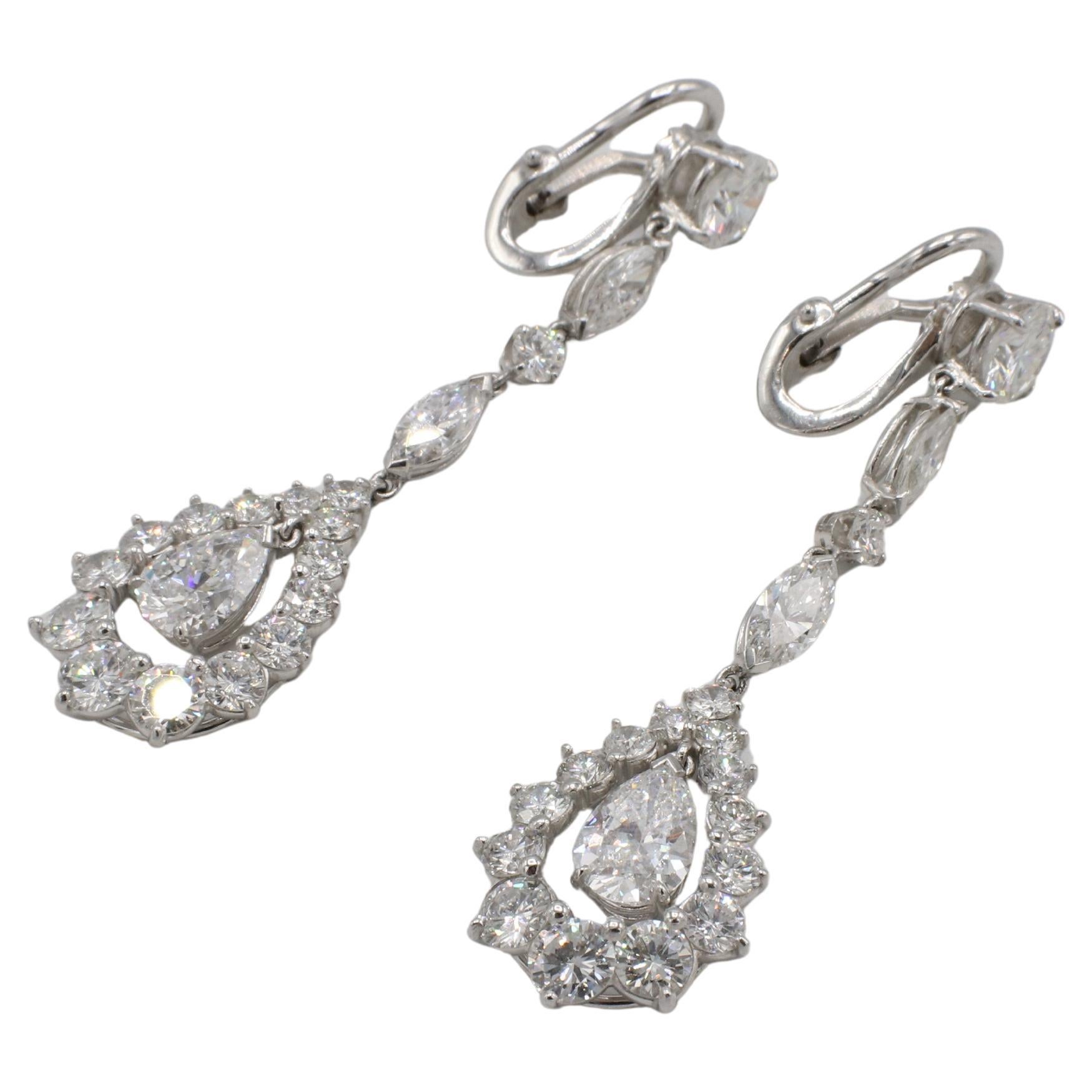 Taglio a goccia Orecchini in platino con diamante naturale da 8,50 carati, con pendente a lampadario in vendita