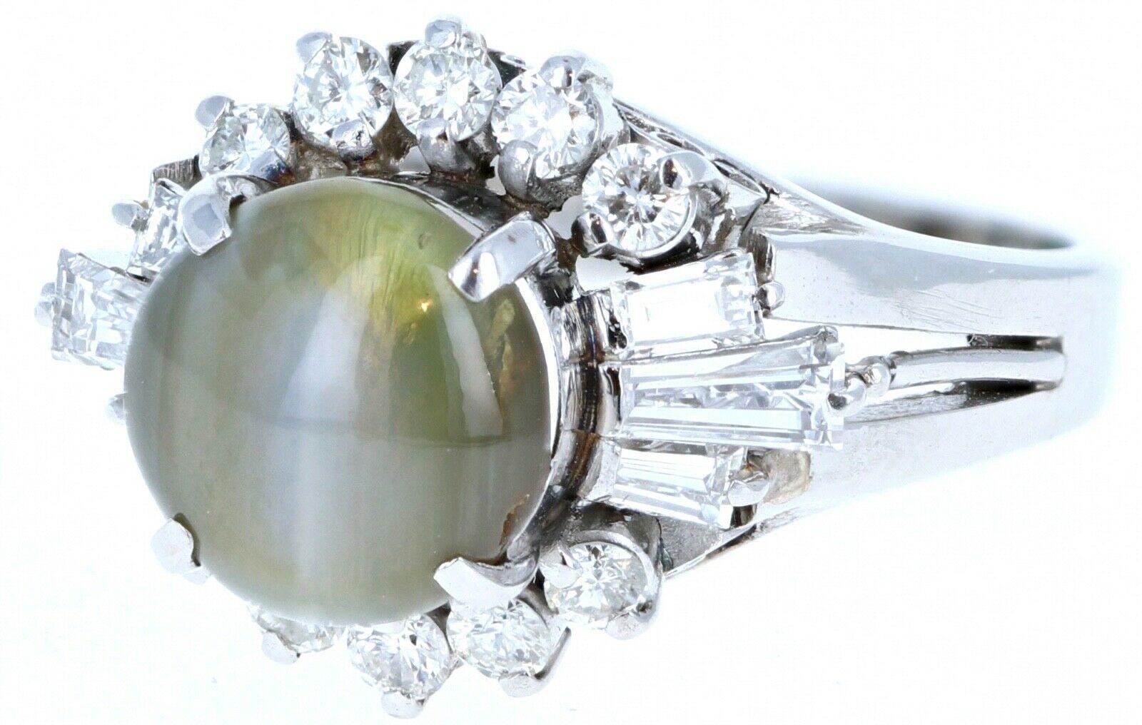 Beautiful cats eye & diamond ring 

Very elegant for everyday wear !!

Approx 0.77  ctw of g-h vs diamonds 

Jade size approx ct 3.25



Size 5 3/4

Weight 6.8 grams