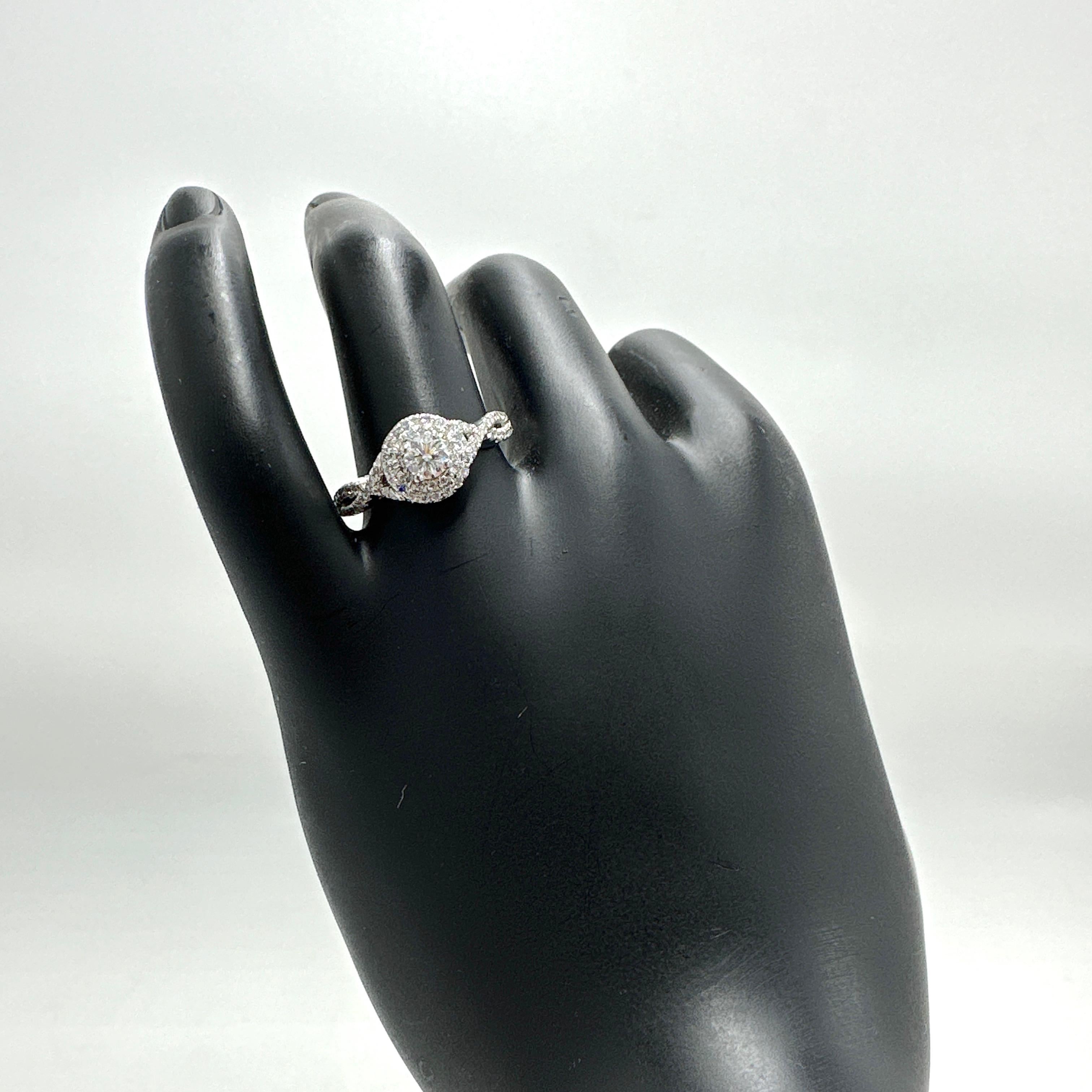 Taglio rotondo Anello con cluster di diamanti naturali in PLATINO 0.67TCW in vendita