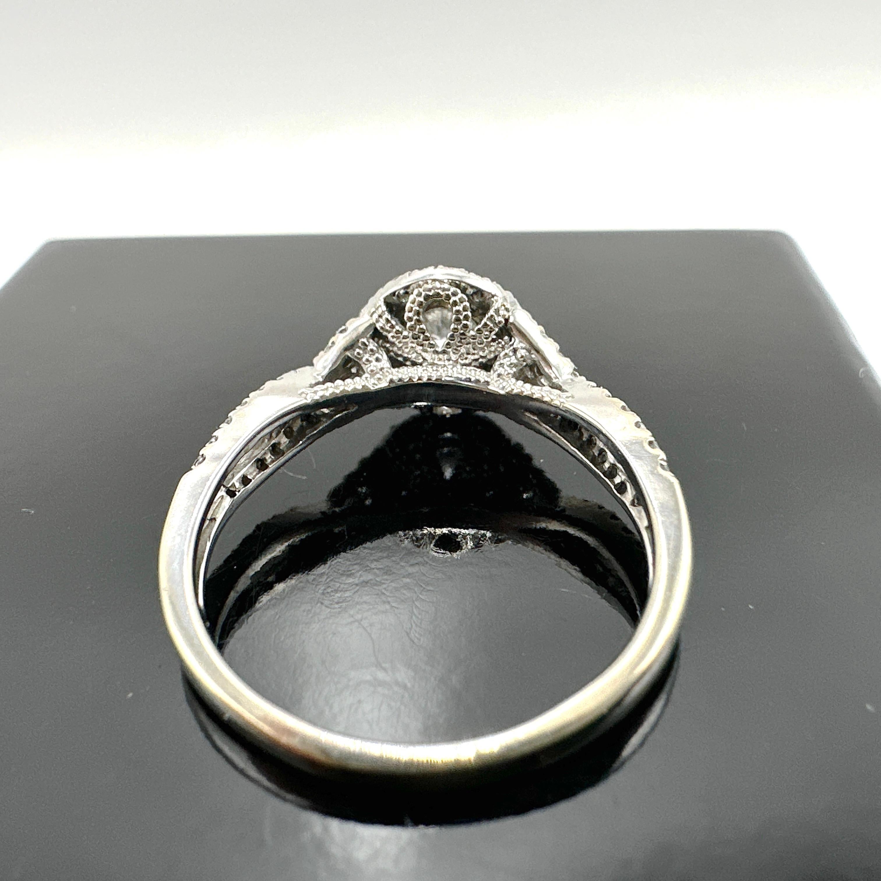 Anello con cluster di diamanti naturali in PLATINO 0.67TCW in vendita 1