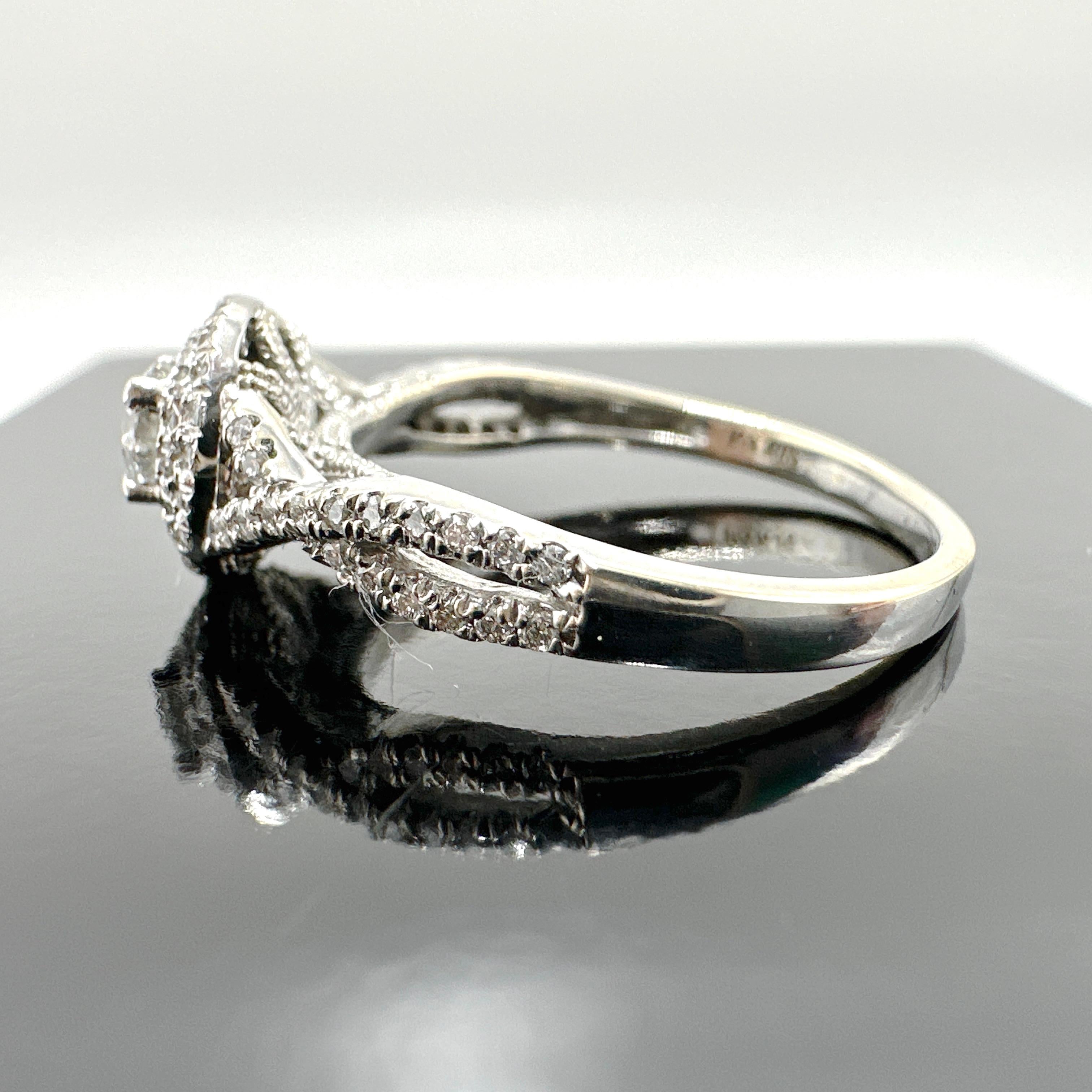 Anello con cluster di diamanti naturali in PLATINO 0.67TCW in vendita 2