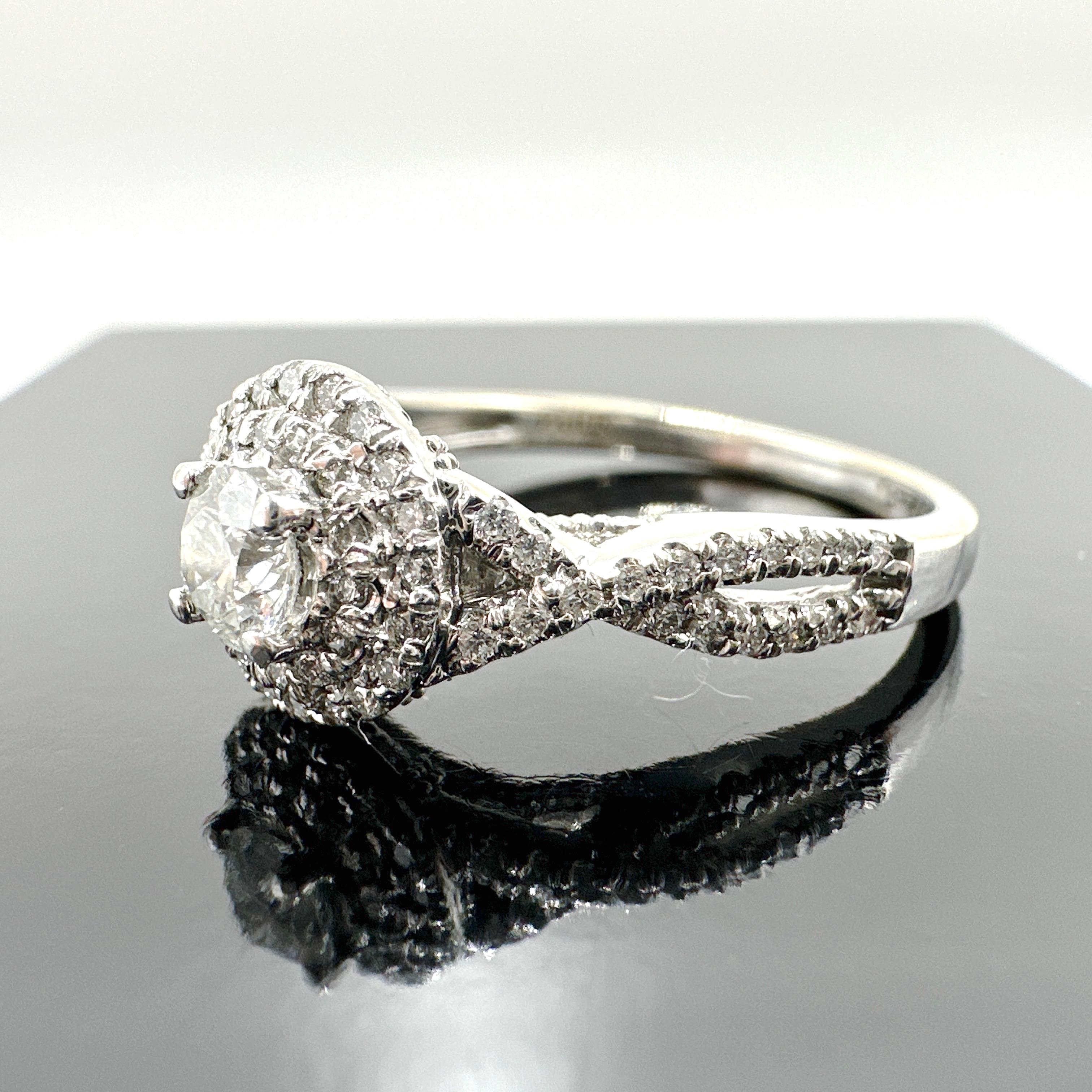 Anello con cluster di diamanti naturali in PLATINO 0.67TCW in vendita 3
