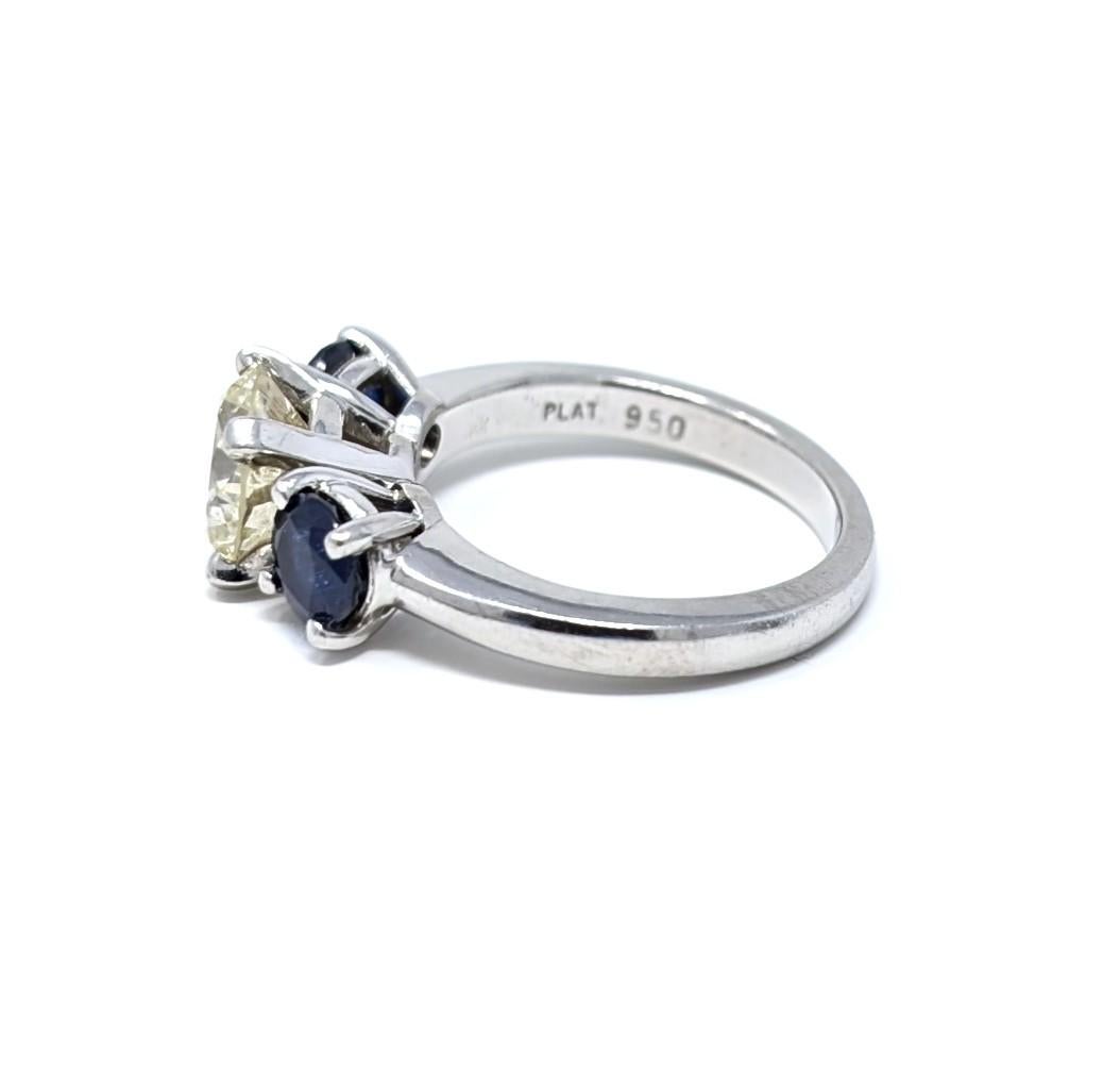 Taille brillant Bague de fiançailles à trois pierres en platine avec diamant naturel et saphir signée PLAT 950 en vente