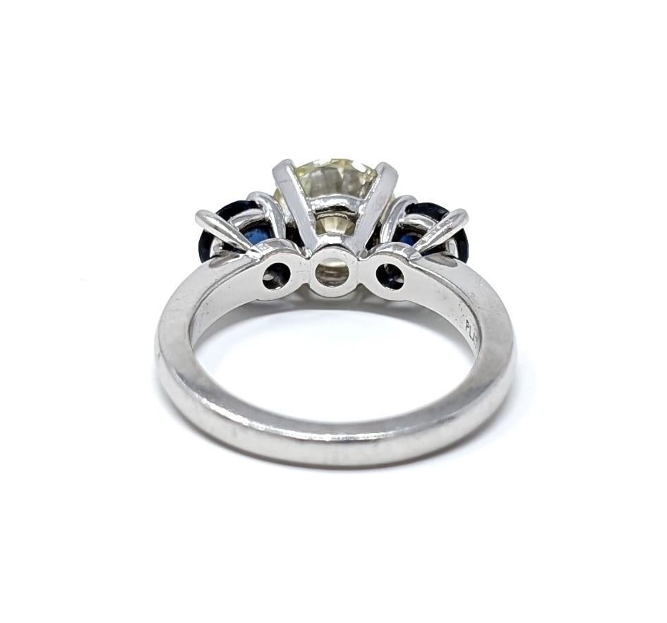 Bague de fiançailles à trois pierres en platine avec diamant naturel et saphir signée PLAT 950 Bon état - En vente à Greer, SC