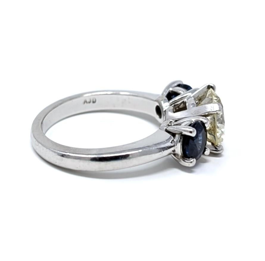 Bague de fiançailles à trois pierres en platine avec diamant naturel et saphir signée PLAT 950 Pour femmes en vente
