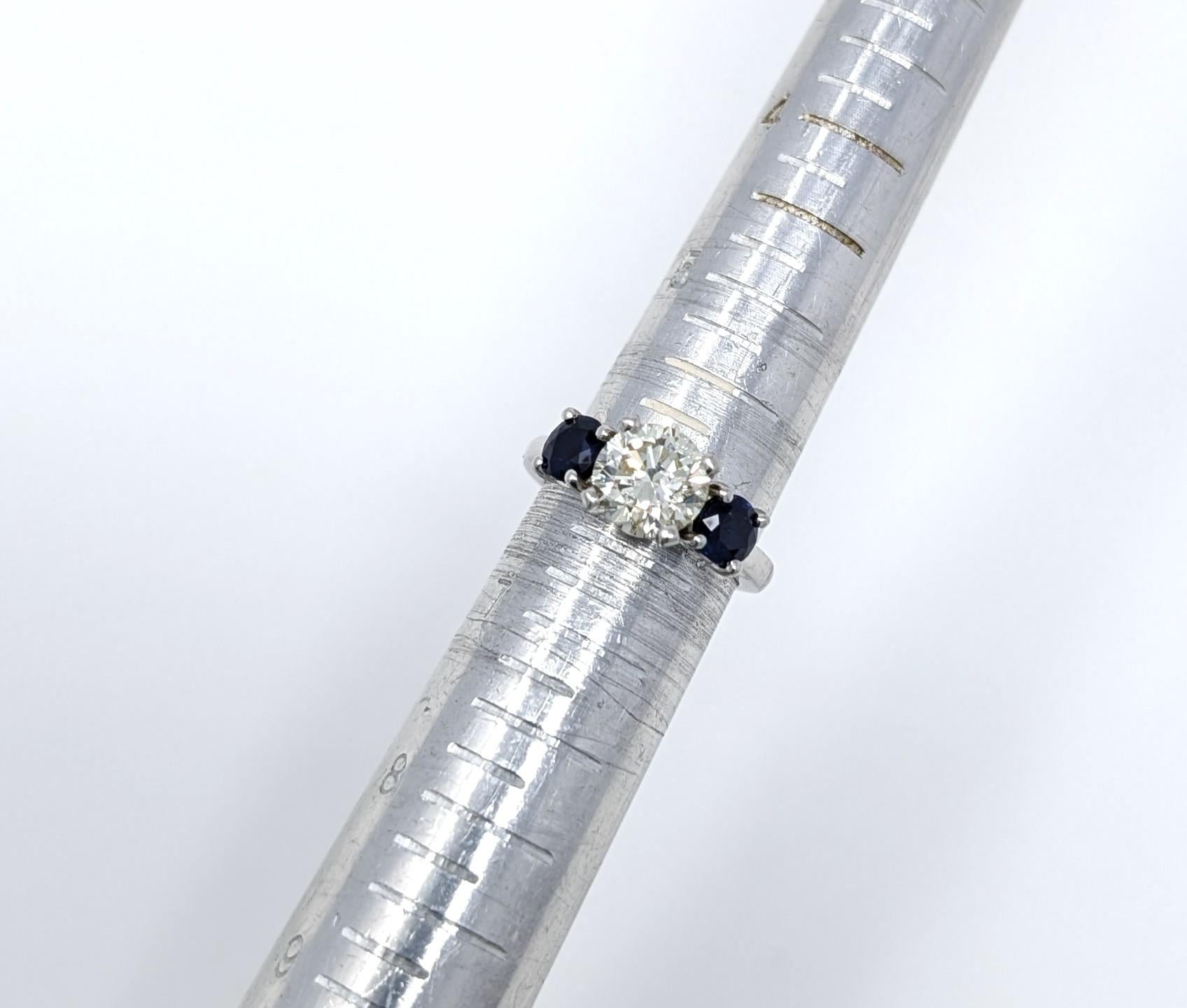 Bague de fiançailles à trois pierres en platine avec diamant naturel et saphir signée PLAT 950 en vente 1
