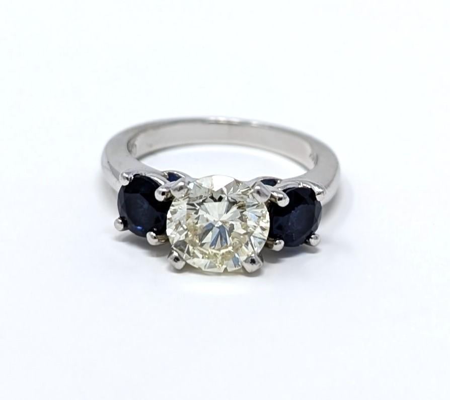 Bague de fiançailles à trois pierres en platine avec diamant naturel et saphir signée PLAT 950 en vente 2