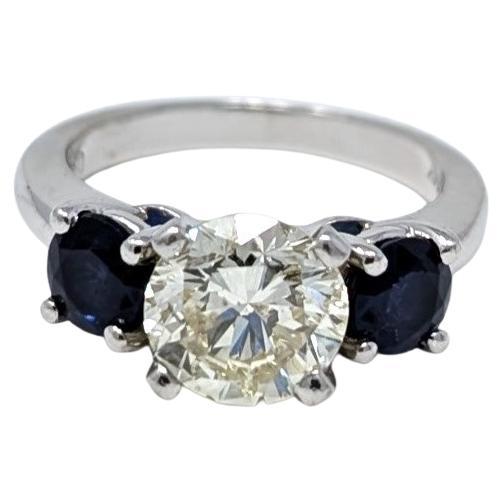 Bague de fiançailles à trois pierres en platine avec diamant naturel et saphir signée PLAT 950 en vente