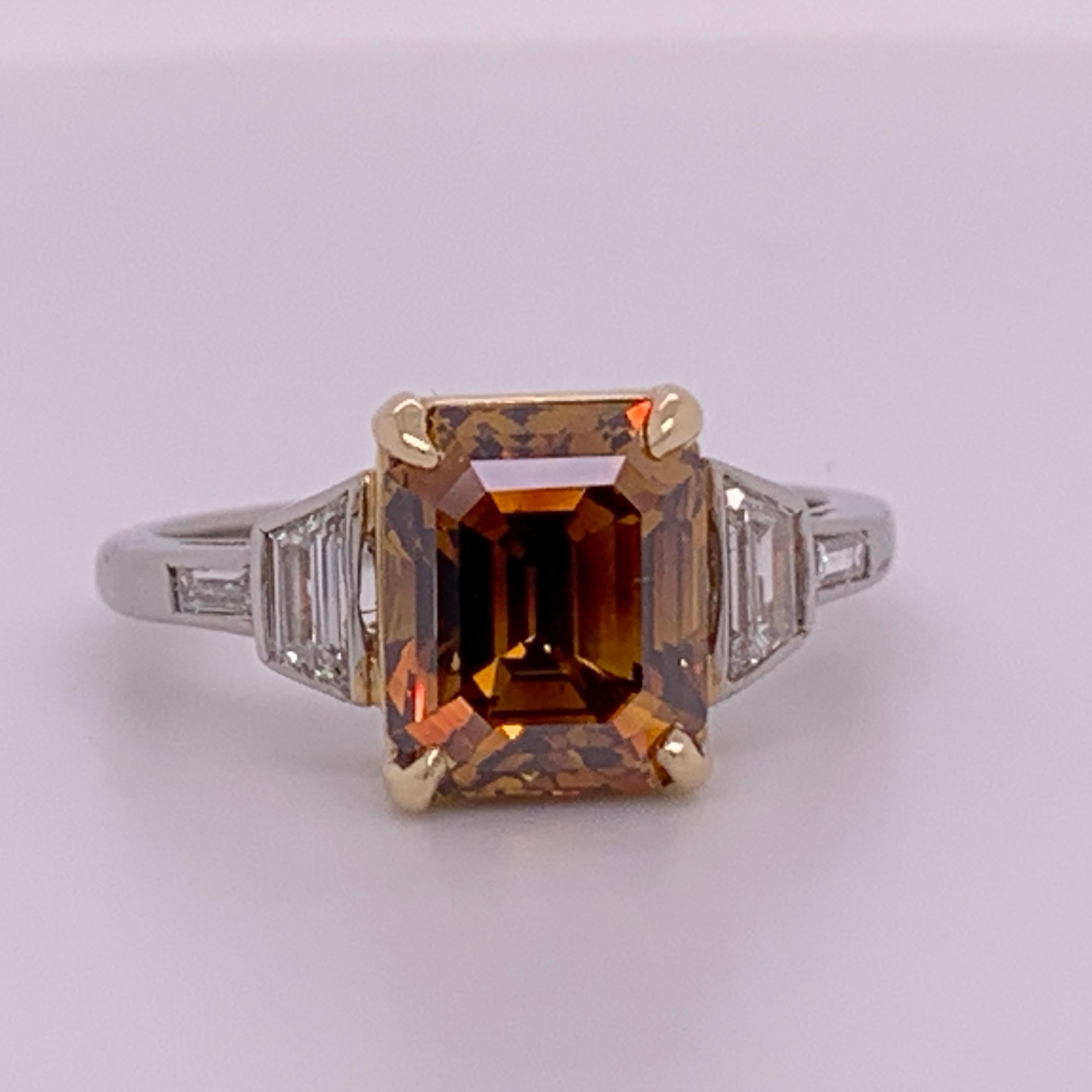 Platin Natürlicher Diamantring mit Smaragdschliff GIA 3,37 Karat Fancy Deep Orange-Brown (Moderne) im Angebot