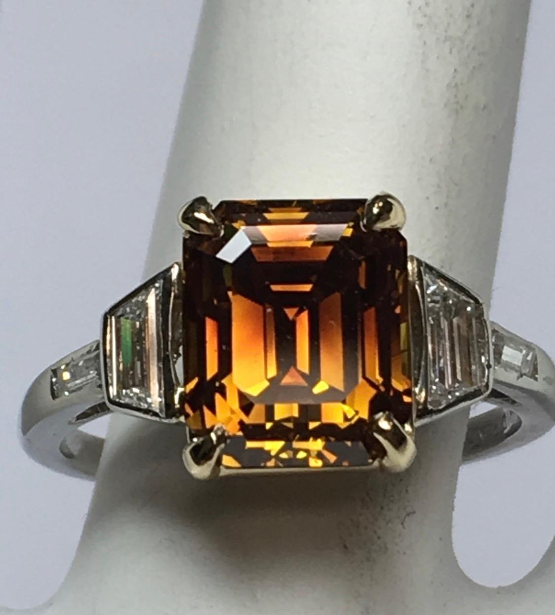 Platin Natürlicher Diamantring mit Smaragdschliff GIA 3,37 Karat Fancy Deep Orange-Brown im Zustand „Gut“ im Angebot in Los Angeles, CA