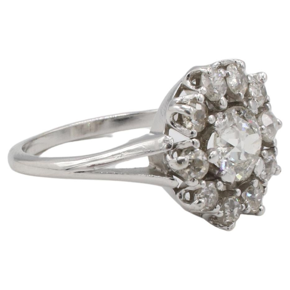 Bague de fiançailles en platine avec grappe de diamants naturels de taille ancienne et de taille de mine 
Métal : Platine
Poids : 5.27 grammes
Diamants : Environ 1,35 CTW de vieux diamants européens et de taille mine G-H SI-I1 naturels. La pierre