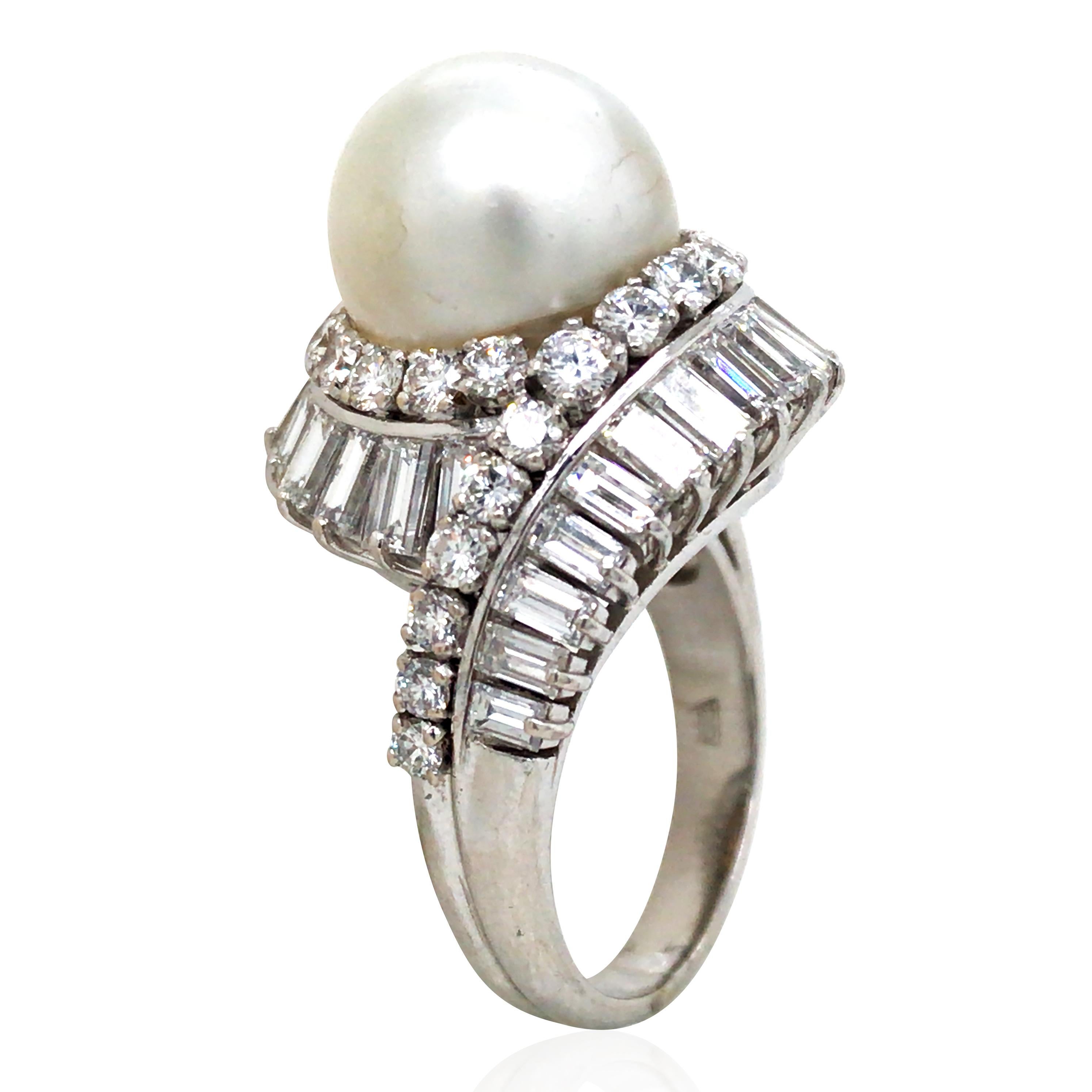 In der Mitte dieses exquisiten Rings befindet sich eine natürliche Perle, die ihren einzigartigen und luxuriösen Glanz zur Geltung bringt. Die umliegenden 2,02 Karat Diamanten sorgen für einen brillanten Glanz. Die Perle misst 12,08-12,24 mm und ist