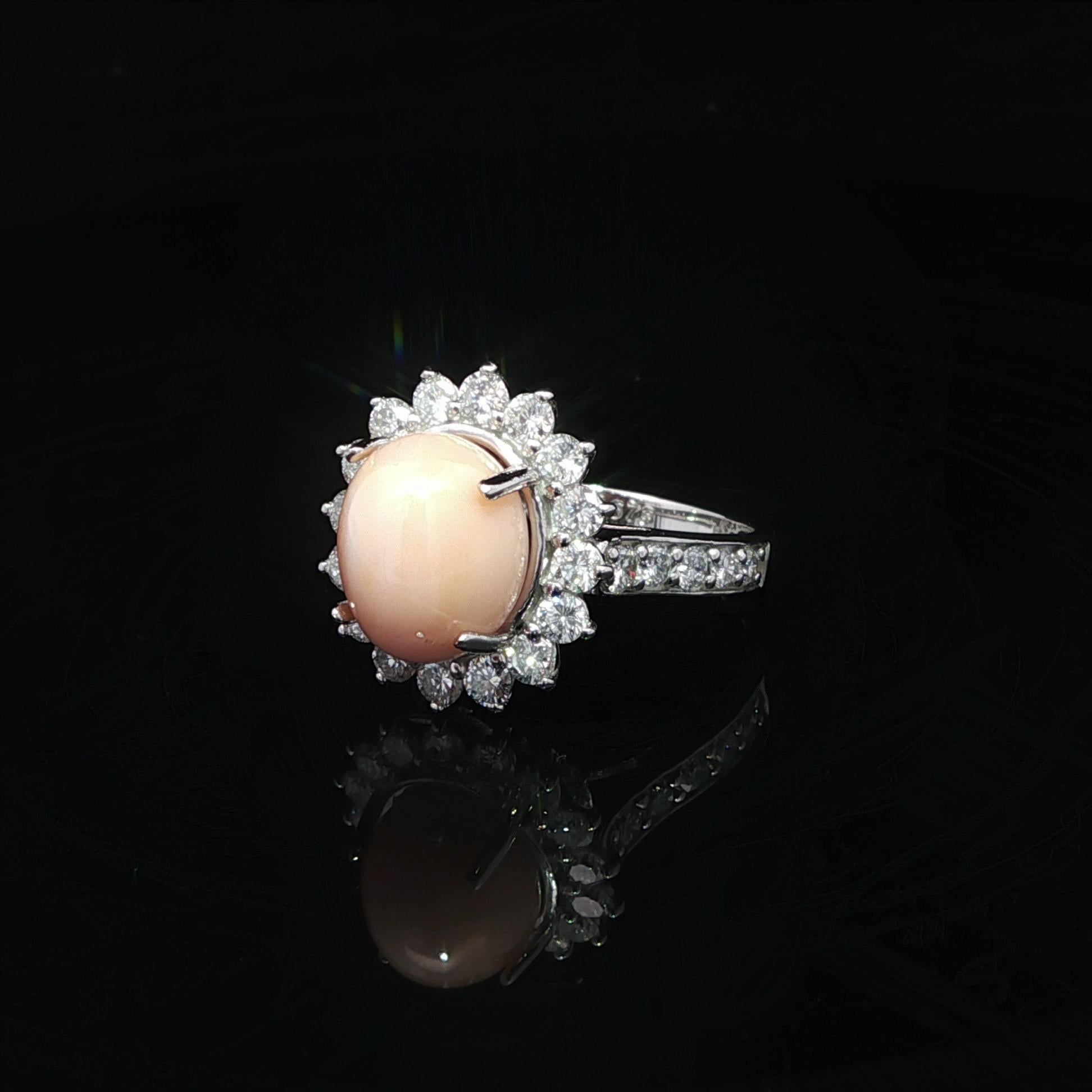 Bague en platine avec halo de diamants GIA 6,9ctw et perle de conque naturelle rose-orange en vente 6