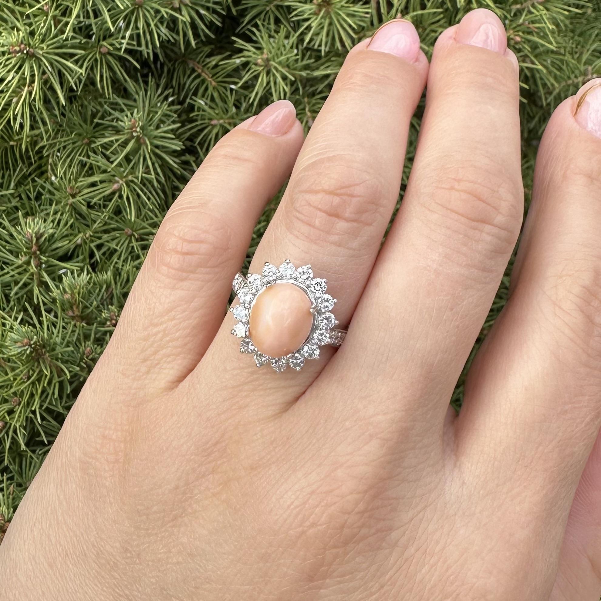 Bague en platine avec halo de diamants GIA 6,9ctw et perle de conque naturelle rose-orange en vente 9