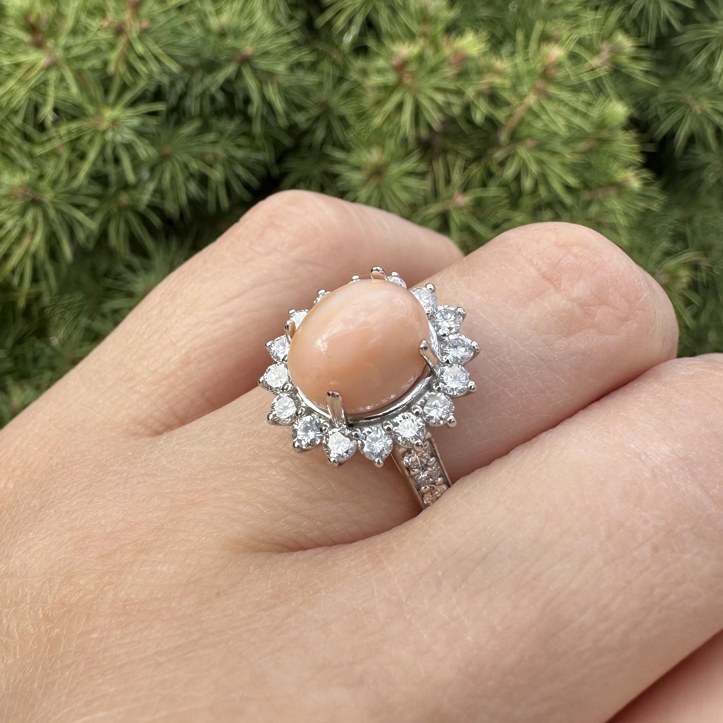Bague en platine avec halo de diamants GIA 6,9ctw et perle de conque naturelle rose-orange en vente 10