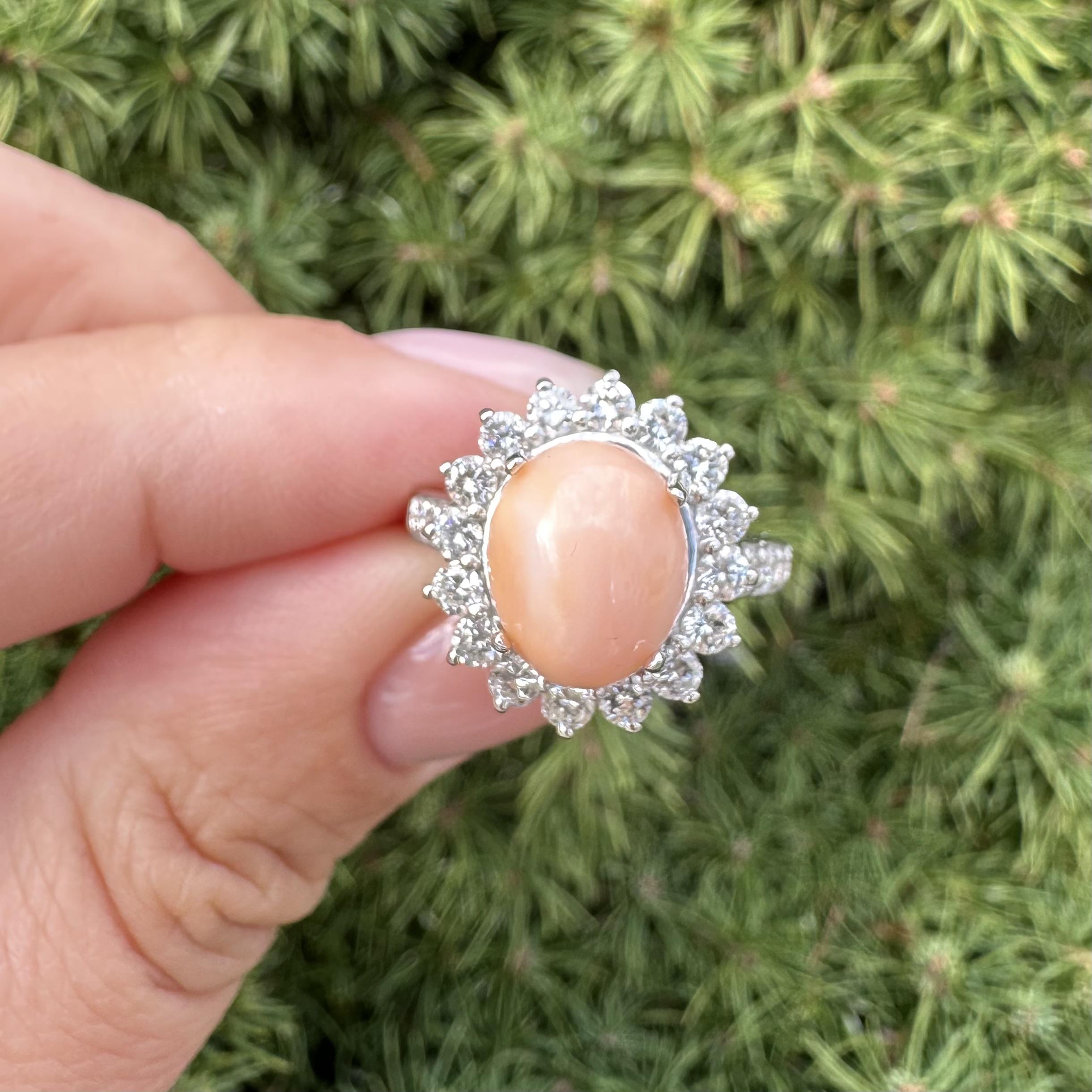 Bague en platine avec halo de diamants GIA 6,9ctw et perle de conque naturelle rose-orange en vente 11