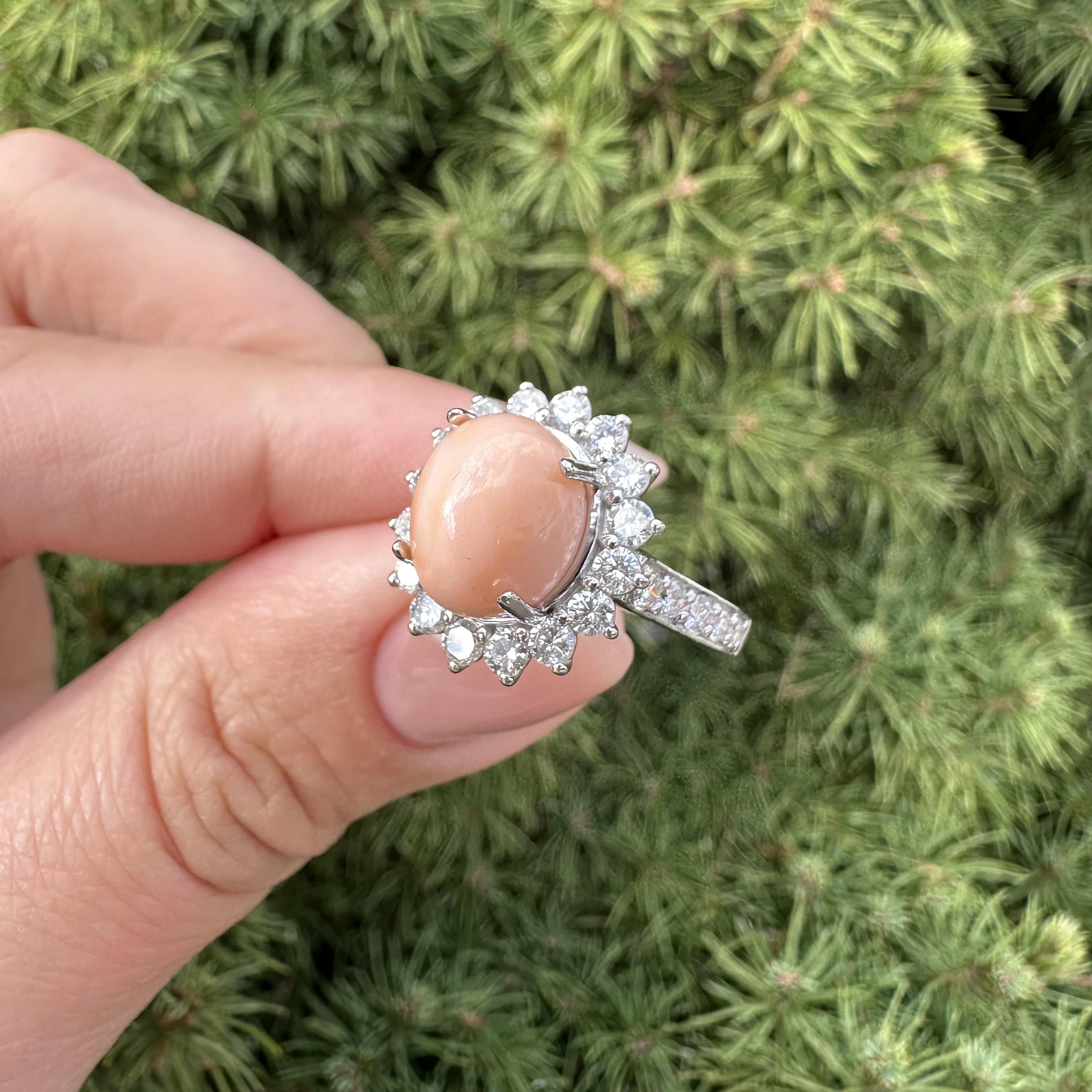 Bague en platine avec halo de diamants GIA 6,9ctw et perle de conque naturelle rose-orange en vente 12