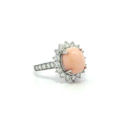 Bague en platine avec halo de diamants GIA 6,9ctw et perle de conque naturelle rose-orange