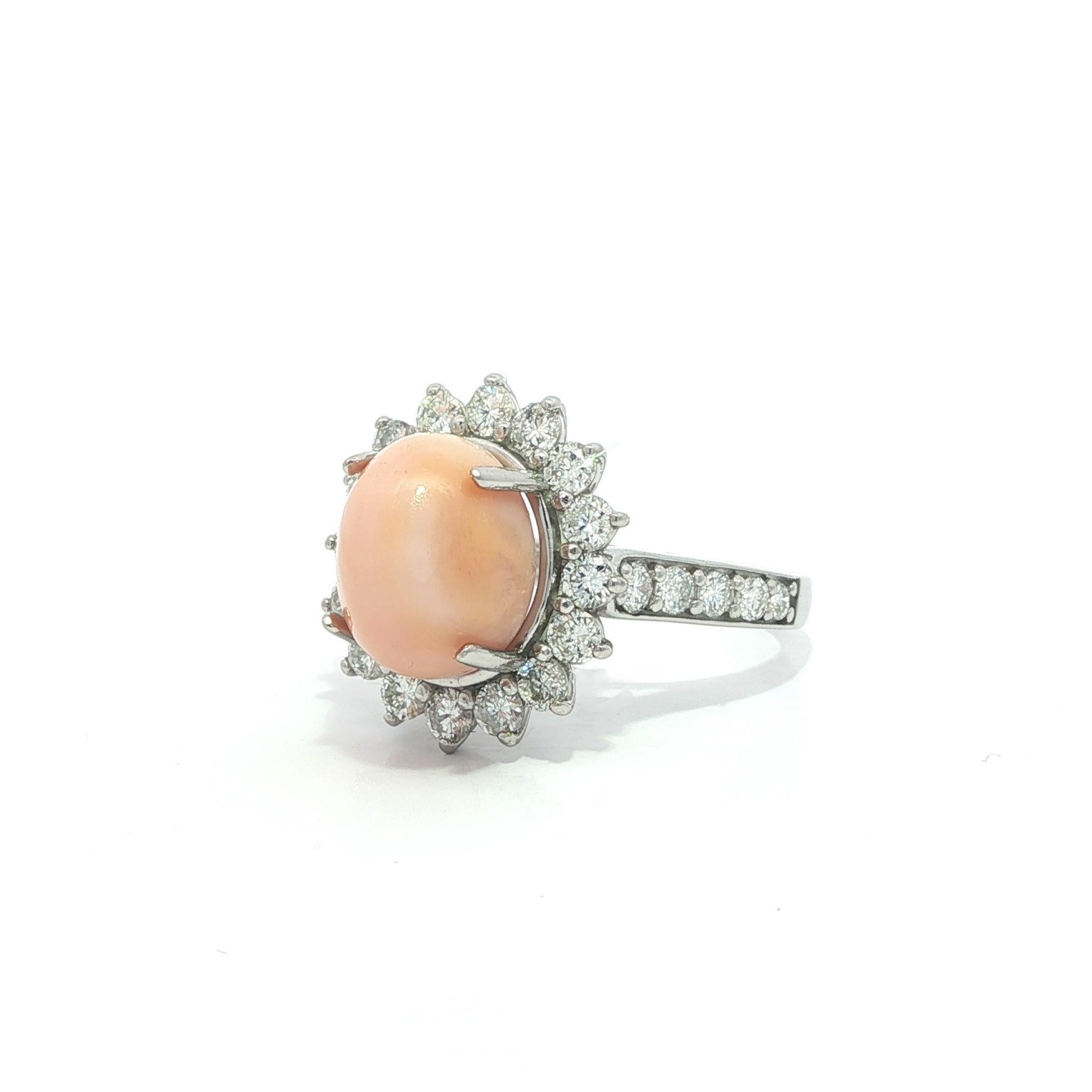 Taille ovale Bague en platine avec halo de diamants GIA 6,9ctw et perle de conque naturelle rose-orange en vente