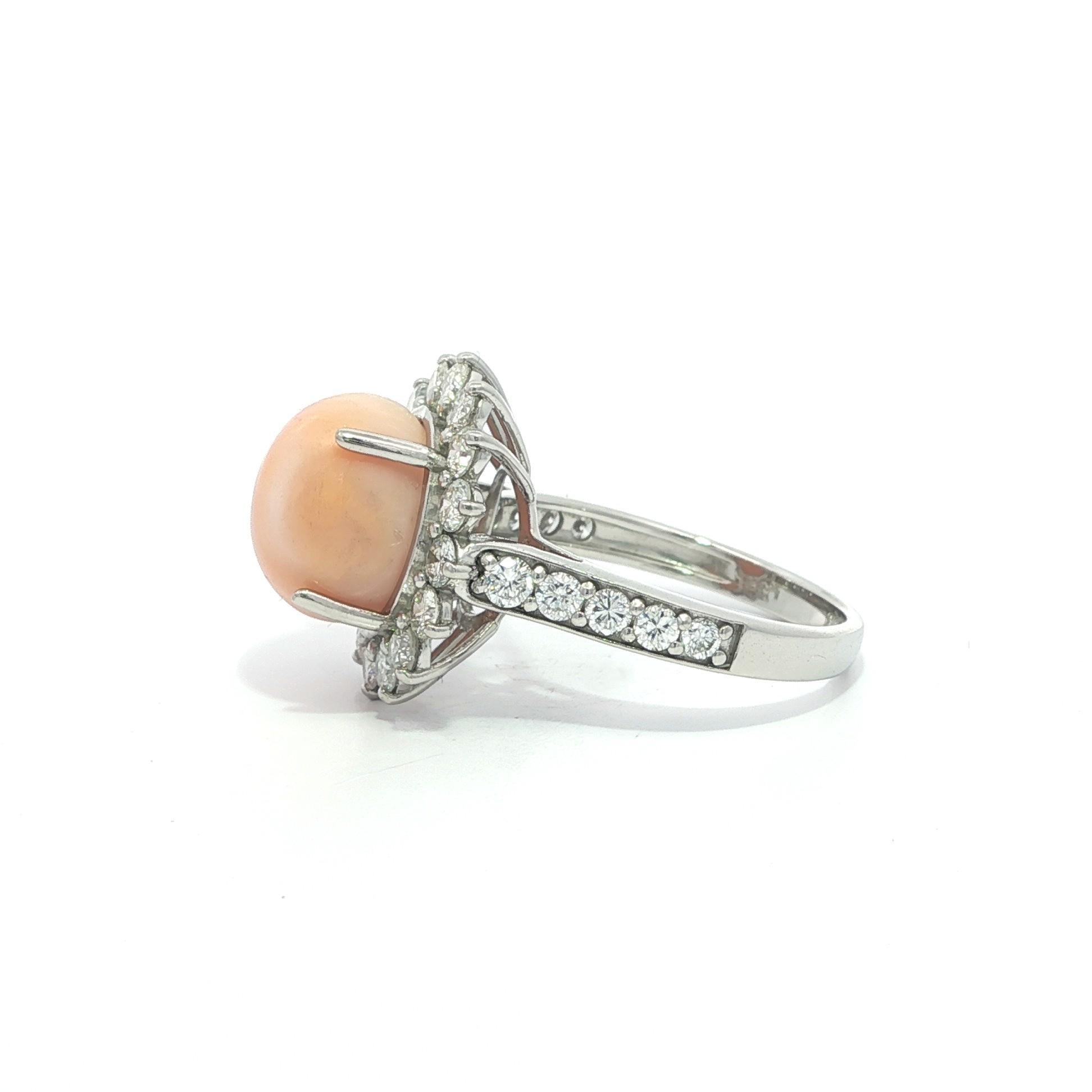 Bague en platine avec halo de diamants GIA 6,9ctw et perle de conque naturelle rose-orange Excellent état - En vente à Montclair, NJ