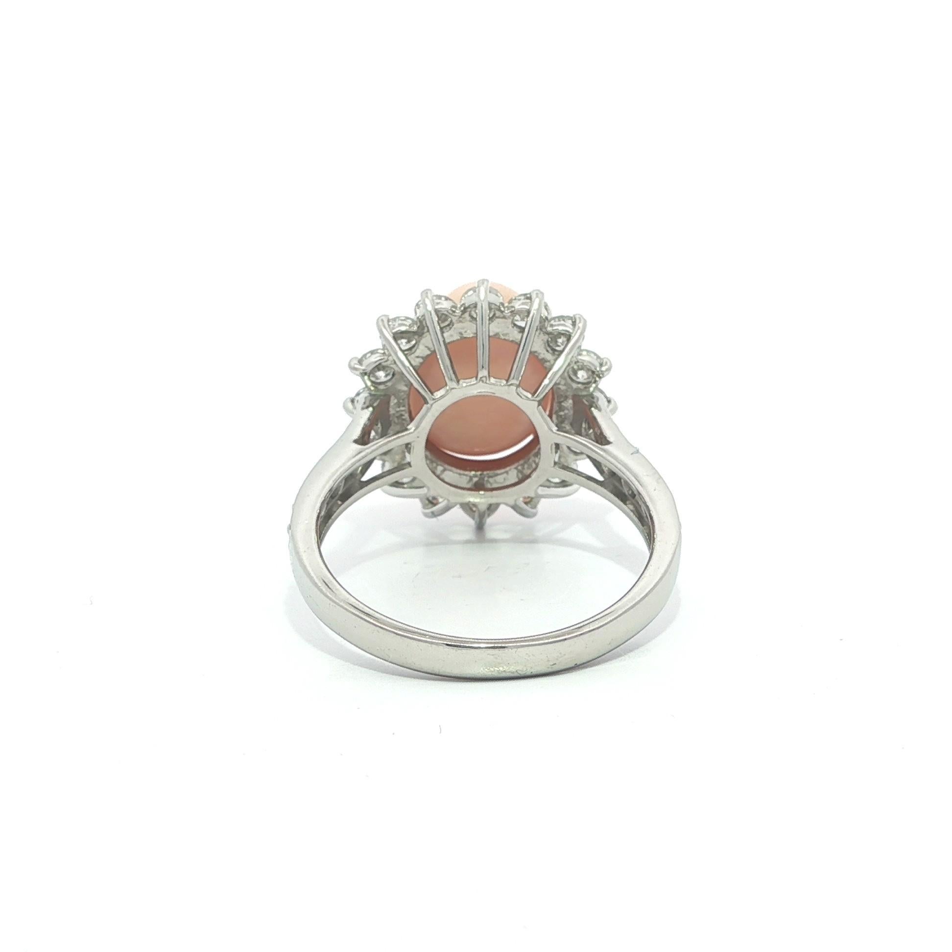 Bague en platine avec halo de diamants GIA 6,9ctw et perle de conque naturelle rose-orange Pour femmes en vente
