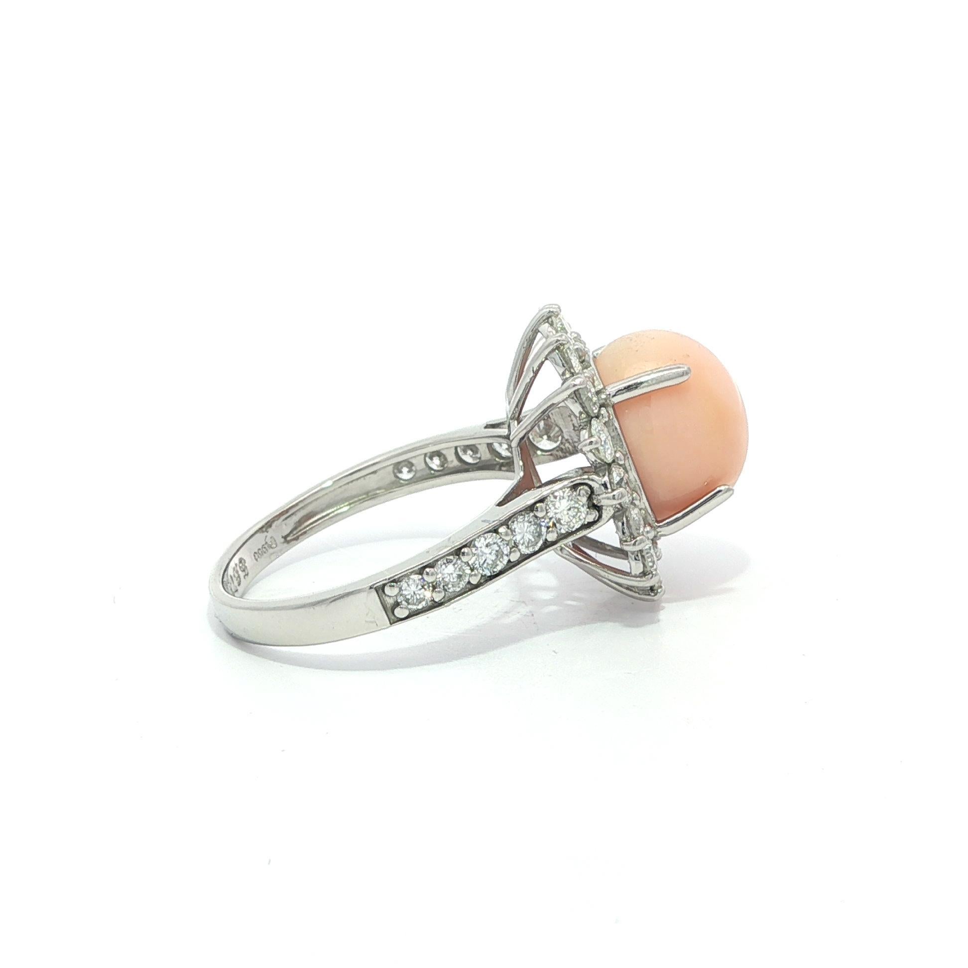 Bague en platine avec halo de diamants GIA 6,9ctw et perle de conque naturelle rose-orange en vente 1
